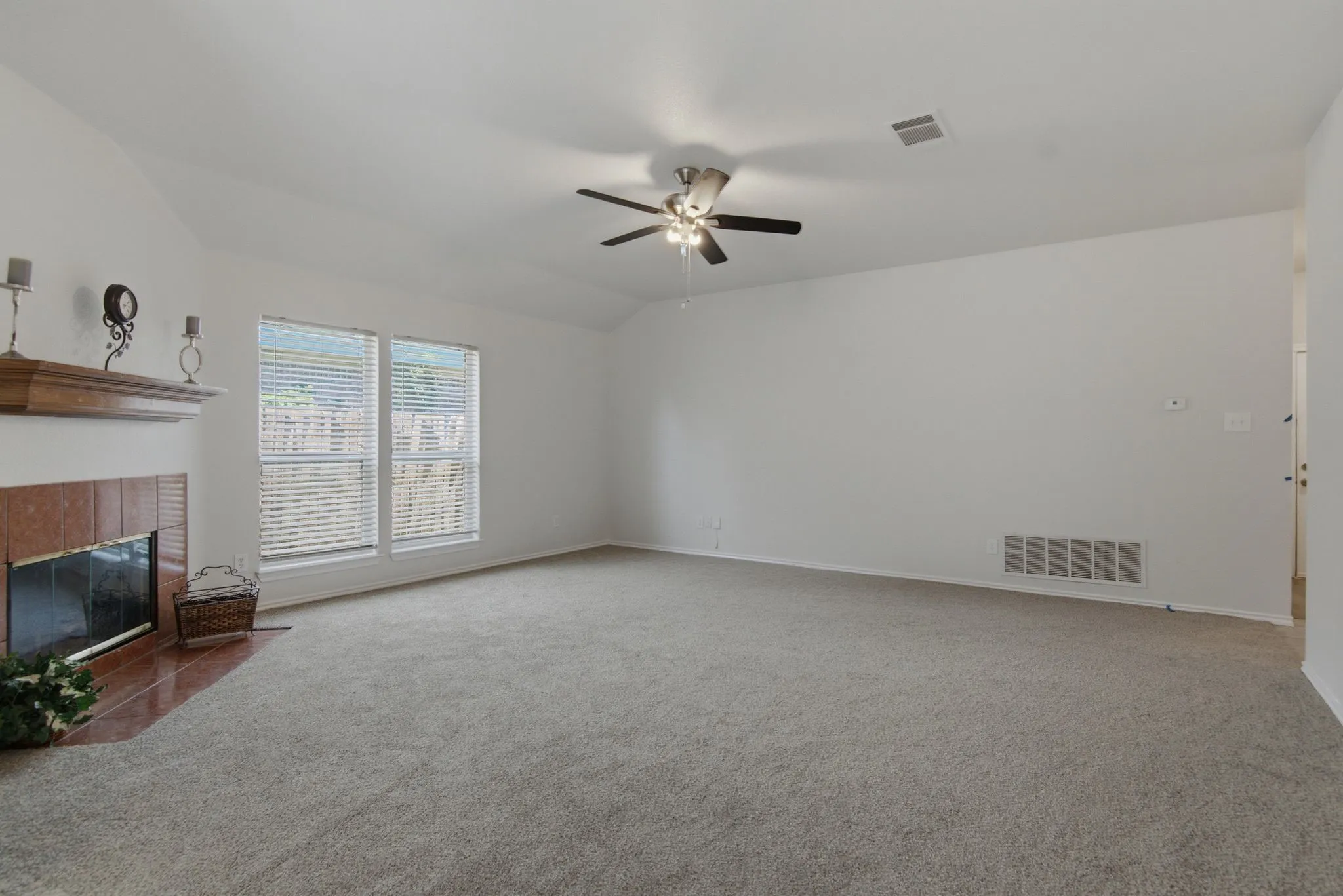 Single Family Residence For Rent in Tarrant County , 6317 Rockhaven Drive, Fort Worth, Texas 76179, 3 Bedroom, 2 Bathroom, 2 Garage spaces, 1,454 Sqft, built in 1994, mls#21295240, Real Estate Agent in Fort Worth, Homes For Rent in Tarrant county, Homes For Rent in Fort Worth, Realtor in Fort Worth Texas, Real Estate Brokerage Independent Realty Texas, Luminita Cordes Realtor