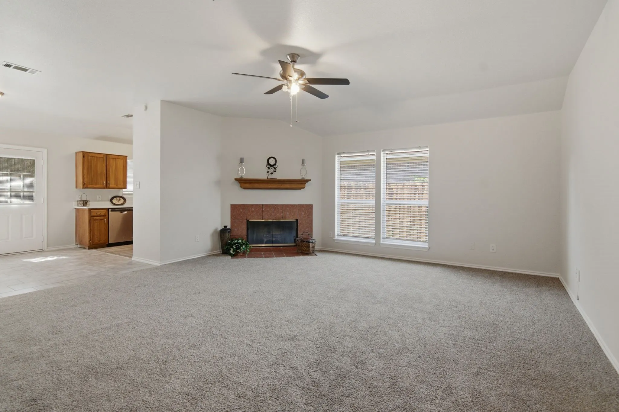 Single Family Residence For Rent in Tarrant County , 6317 Rockhaven Drive, Fort Worth, Texas 76179, 3 Bedroom, 2 Bathroom, 2 Garage spaces, 1,454 Sqft, built in 1994, mls#21295240, Real Estate Agent in Fort Worth, Homes For Rent in Tarrant county, Homes For Rent in Fort Worth, Realtor in Fort Worth Texas, Real Estate Brokerage Independent Realty Texas, Luminita Cordes Realtor