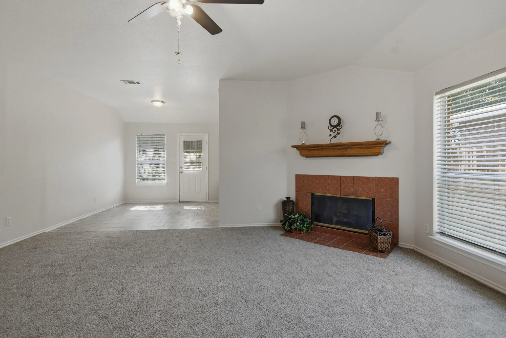 Single Family Residence For Rent in Tarrant County , 6317 Rockhaven Drive, Fort Worth, Texas 76179, 3 Bedroom, 2 Bathroom, 2 Garage spaces, 1,454 Sqft, built in 1994, mls#21295240, Real Estate Agent in Fort Worth, Homes For Rent in Tarrant county, Homes For Rent in Fort Worth, Realtor in Fort Worth Texas, Real Estate Brokerage Independent Realty Texas, Luminita Cordes Realtor