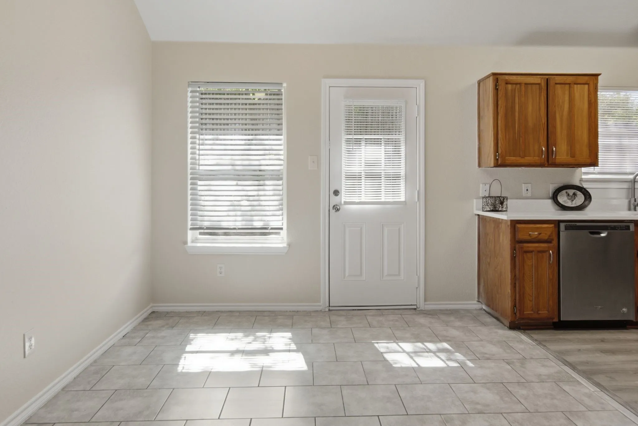 Single Family Residence For Rent in Tarrant County , 6317 Rockhaven Drive, Fort Worth, Texas 76179, 3 Bedroom, 2 Bathroom, 2 Garage spaces, 1,454 Sqft, built in 1994, mls#21295240, Real Estate Agent in Fort Worth, Homes For Rent in Tarrant county, Homes For Rent in Fort Worth, Realtor in Fort Worth Texas, Real Estate Brokerage Independent Realty Texas, Luminita Cordes Realtor