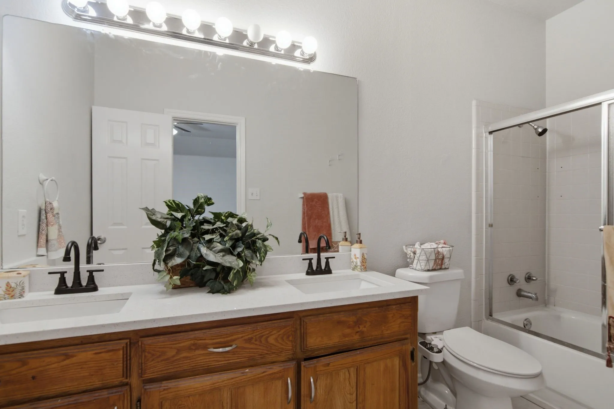 Single Family Residence For Rent in Tarrant County , 6317 Rockhaven Drive, Fort Worth, Texas 76179, 3 Bedroom, 2 Bathroom, 2 Garage spaces, 1,454 Sqft, built in 1994, mls#21295240, Real Estate Agent in Fort Worth, Homes For Rent in Tarrant county, Homes For Rent in Fort Worth, Realtor in Fort Worth Texas, Real Estate Brokerage Independent Realty Texas, Luminita Cordes Realtor
