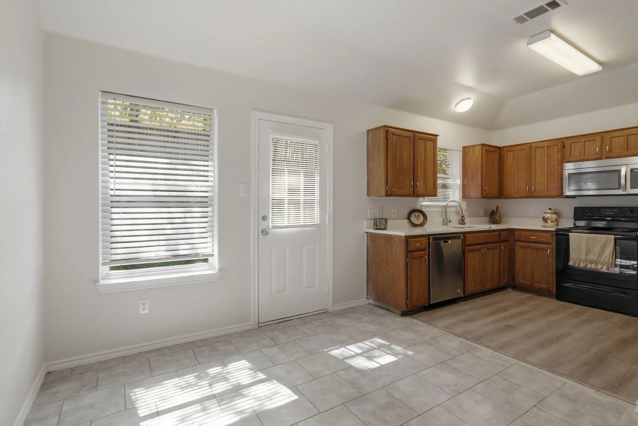 Single Family Residence For Rent in Tarrant County , 6317 Rockhaven Drive, Fort Worth, Texas 76179, 3 Bedroom, 2 Bathroom, 2 Garage spaces, 1,454 Sqft, built in 1994, mls#21295240, Real Estate Agent in Fort Worth, Homes For Rent in Tarrant county, Homes For Rent in Fort Worth, Realtor in Fort Worth Texas, Real Estate Brokerage Independent Realty Texas, Luminita Cordes Realtor