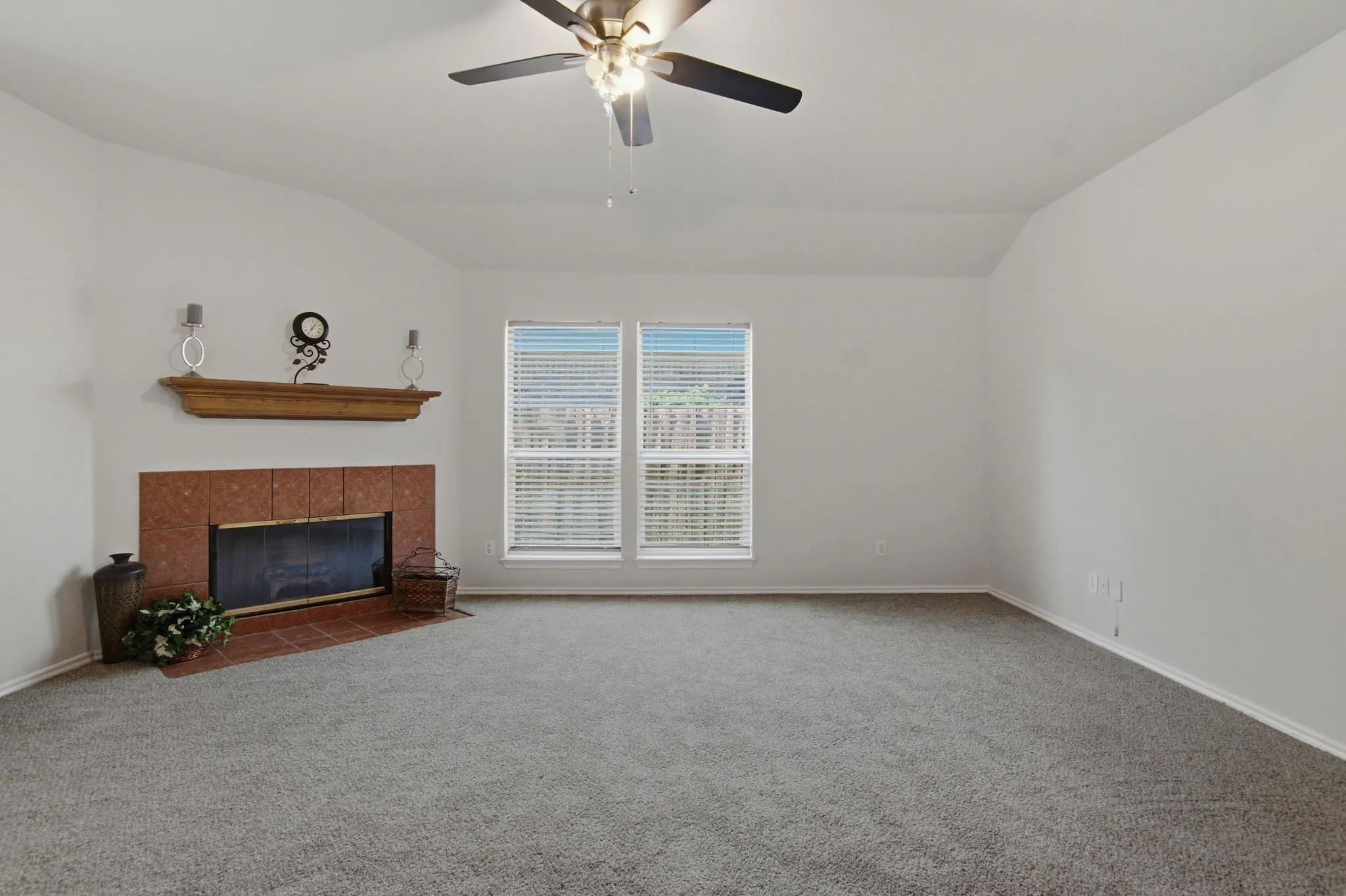 Single Family Residence For Rent in Tarrant County , 6317 Rockhaven Drive, Fort Worth, Texas 76179, 3 Bedroom, 2 Bathroom, 2 Garage spaces, 1,454 Sqft, built in 1994, mls#21295240, Real Estate Agent in Fort Worth, Homes For Rent in Tarrant county, Homes For Rent in Fort Worth, Realtor in Fort Worth Texas, Real Estate Brokerage Independent Realty Texas, Luminita Cordes Realtor