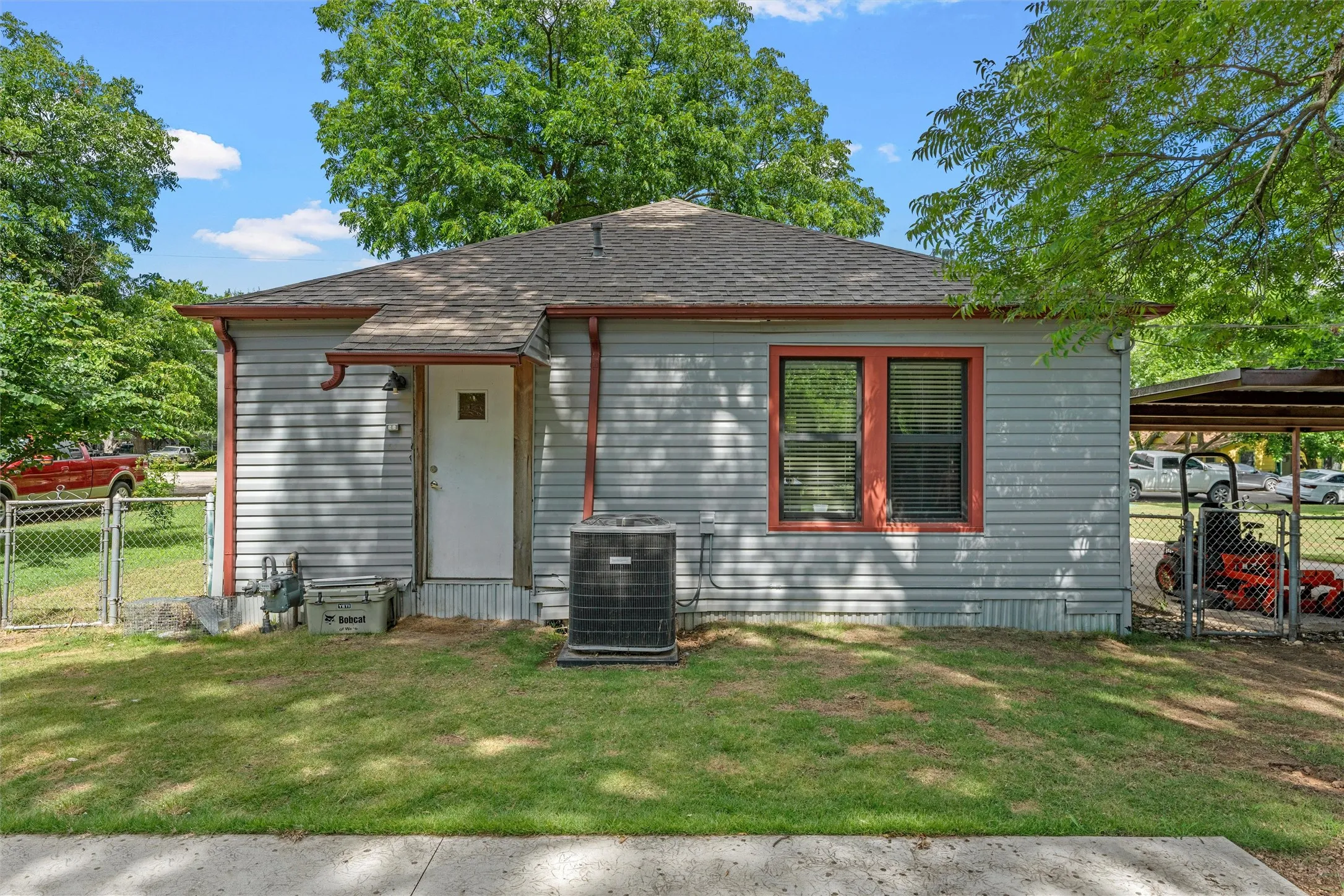Single Family Residence For Sale in Mc Lennan County , 704 S Marable Street, West, Texas 76691, 2 Bedroom, 1 Bathroom, 1 Garage spaces, 1,024 Sqft, built in 1941, mls#21295238, Real Estate Agent in West, Homes For Sale in Mc Lennan county, Homes For Sale in West, Realtor in West Texas, Real Estate Brokerage Independent Realty Texas, Luminita Cordes Realtor