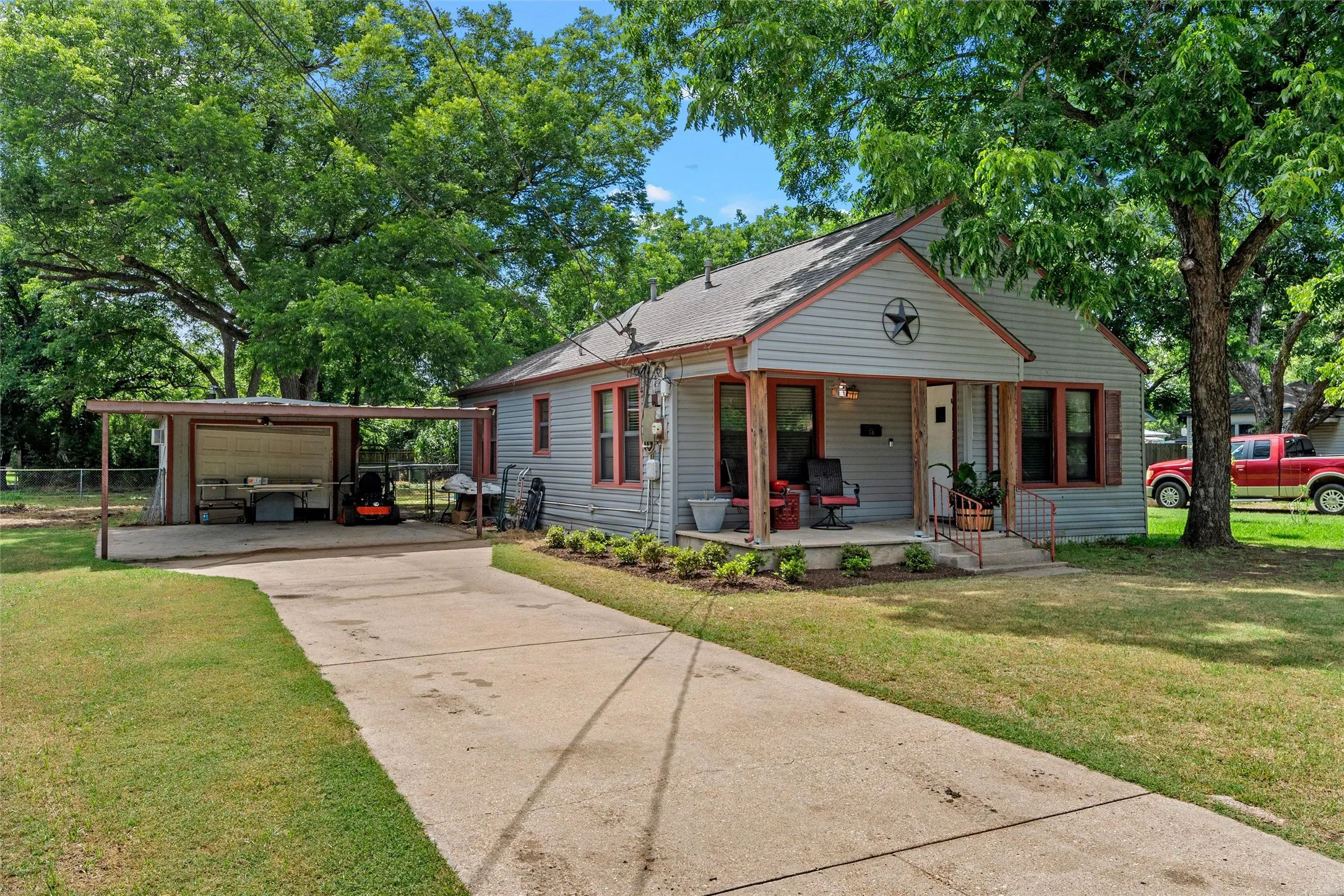 Single Family Residence For Sale in Mc Lennan County , 704 S Marable Street, West, Texas 76691, 2 Bedroom, 1 Bathroom, 1 Garage spaces, 1,024 Sqft, built in 1941, mls#21295238, Real Estate Agent in West, Homes For Sale in Mc Lennan county, Homes For Sale in West, Realtor in West Texas, Real Estate Brokerage Independent Realty Texas, Luminita Cordes Realtor