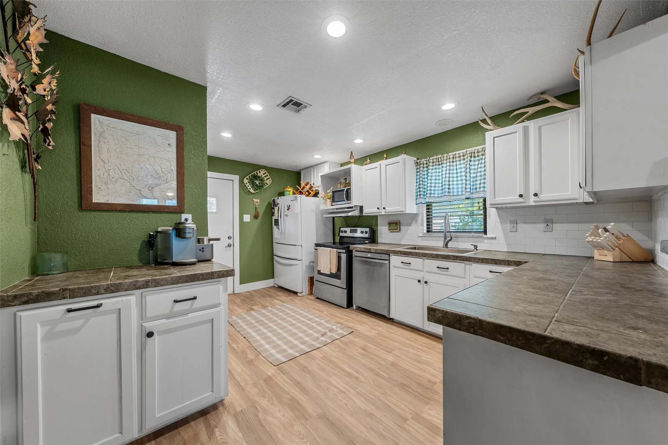 Single Family Residence For Sale in Mc Lennan County , 704 S Marable Street, West, Texas 76691, 2 Bedroom, 1 Bathroom, 1 Garage spaces, 1,024 Sqft, built in 1941, mls#21295238, Real Estate Agent in West, Homes For Sale in Mc Lennan county, Homes For Sale in West, Realtor in West Texas, Real Estate Brokerage Independent Realty Texas, Luminita Cordes Realtor