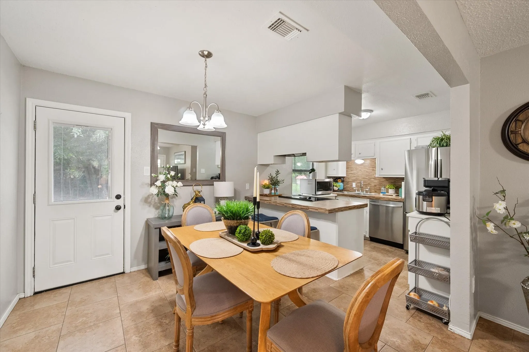 Single Family Residence For Sale in Henderson County , 6060 CR 3925, Athens, Texas 75752, 3 Bedroom, 2 Bathroom, Garage spaces, 1,036 Sqft, built in 1982, mls#21295109, Real Estate Agent in Athens, Homes For Sale in Henderson county, Homes For Sale in Athens, Realtor in Athens Texas, Real Estate Brokerage Independent Realty Texas, Luminita Cordes Realtor