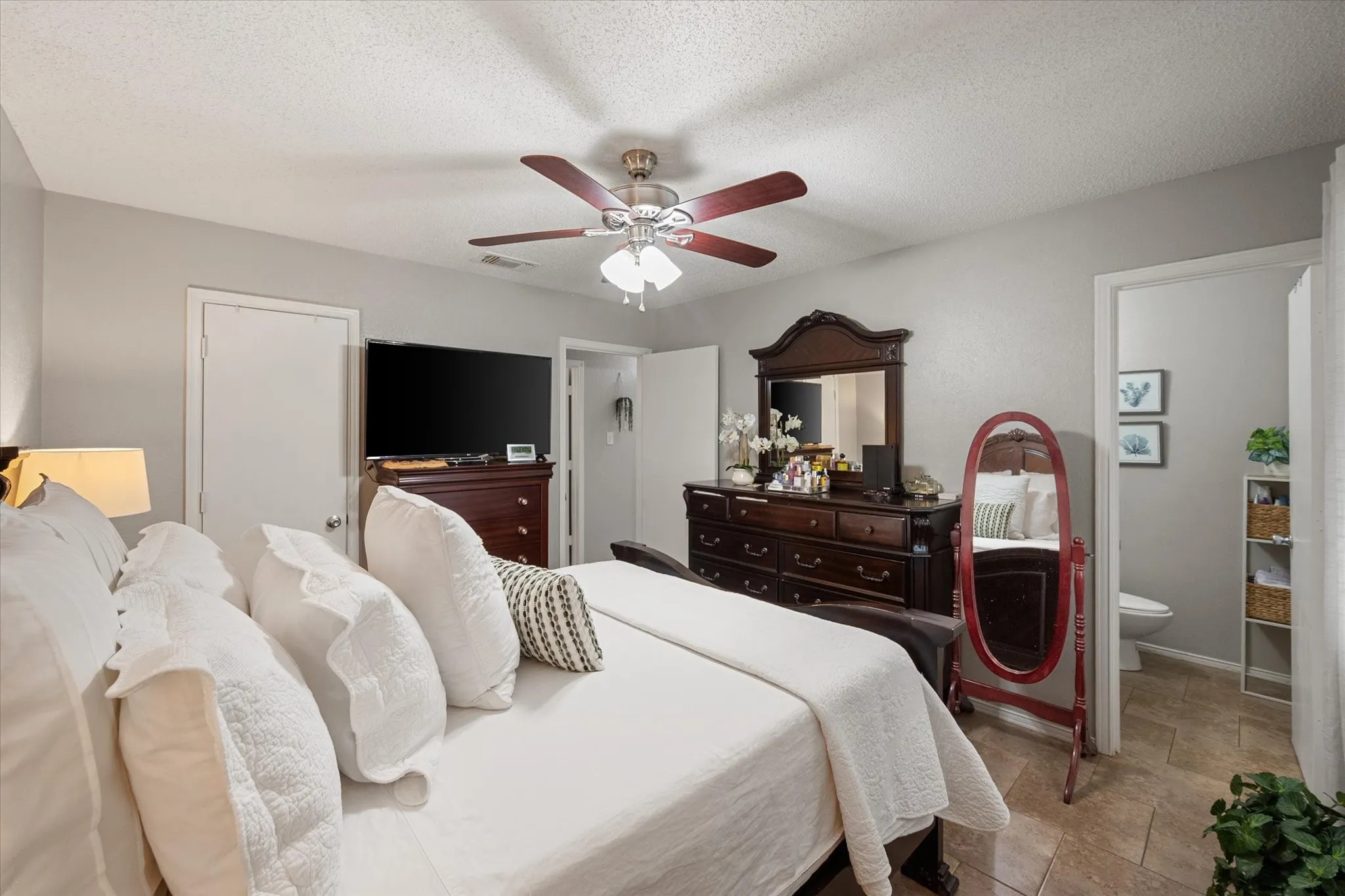 Single Family Residence For Sale in Henderson County , 6060 CR 3925, Athens, Texas 75752, 3 Bedroom, 2 Bathroom, Garage spaces, 1,036 Sqft, built in 1982, mls#21295109, Real Estate Agent in Athens, Homes For Sale in Henderson county, Homes For Sale in Athens, Realtor in Athens Texas, Real Estate Brokerage Independent Realty Texas, Luminita Cordes Realtor