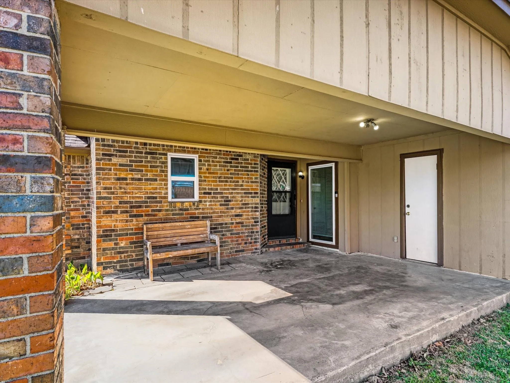 Single Family Residence For Rent in Tarrant County , 4621 Riverpark Drive, Fort Worth, Texas 76137, 3 Bedrooms, 2 Bathrooms, Garage spaces, 1,238 Sqft, built in 1982, Price $1,800, mls#21295200, Real Estate Agent in Fort Worth, Homes For Rent in Tarrant county, Homes For Rent in Fort Worth, Realtor in Fort Worth Texas, Real Estate Brokerage Independent Realty Texas, Luminita Cordes Realtor