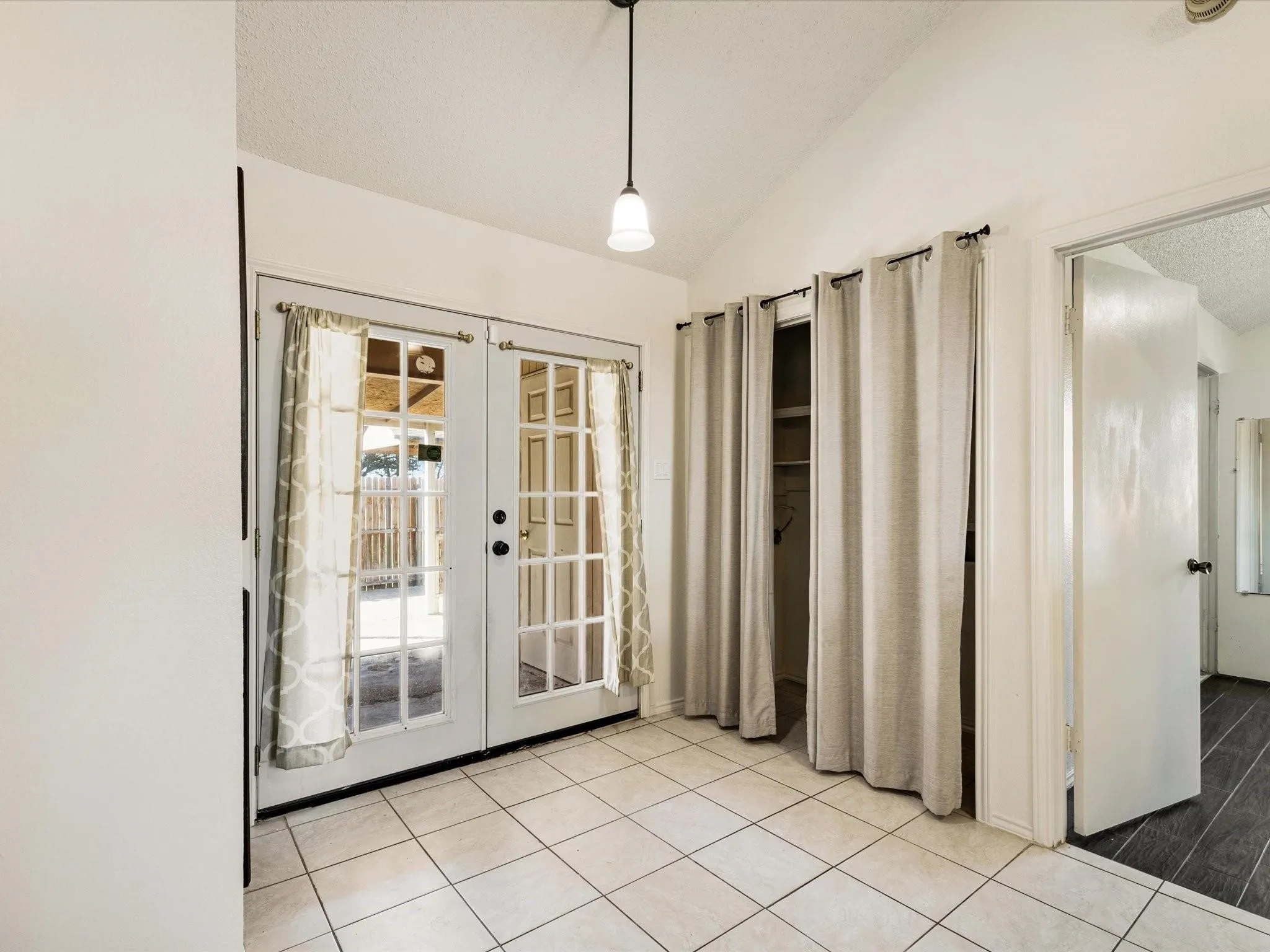 Single Family Residence For Rent in Tarrant County , 4621 Riverpark Drive, Fort Worth, Texas 76137, 3 Bedrooms, 2 Bathrooms, Garage spaces, 1,238 Sqft, built in 1982, Price $1,800, mls#21295200, Real Estate Agent in Fort Worth, Homes For Rent in Tarrant county, Homes For Rent in Fort Worth, Realtor in Fort Worth Texas, Real Estate Brokerage Independent Realty Texas, Luminita Cordes Realtor