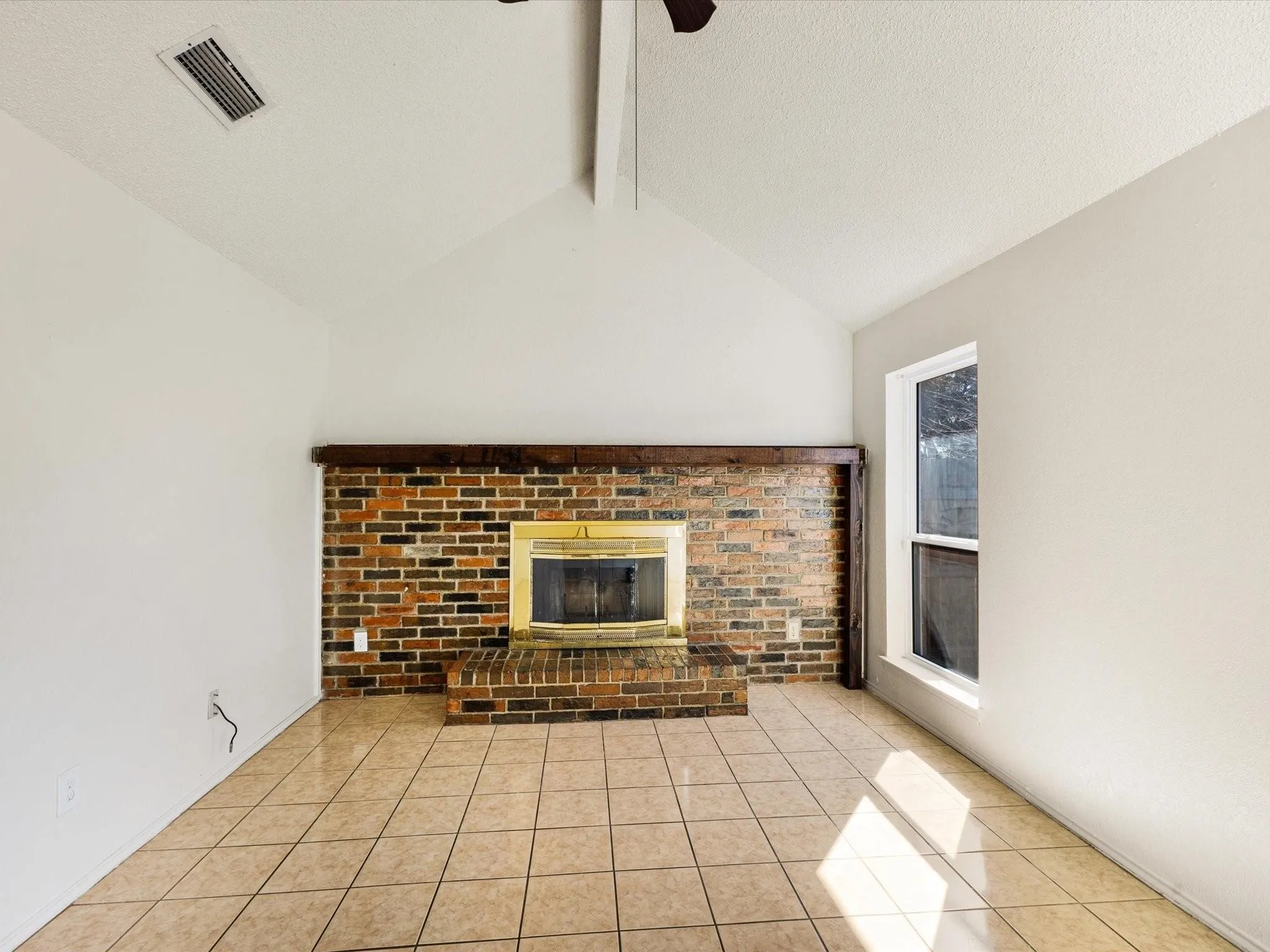 Single Family Residence For Rent in Tarrant County , 4621 Riverpark Drive, Fort Worth, Texas 76137, 3 Bedrooms, 2 Bathrooms, Garage spaces, 1,238 Sqft, built in 1982, Price $1,800, mls#21295200, Real Estate Agent in Fort Worth, Homes For Rent in Tarrant county, Homes For Rent in Fort Worth, Realtor in Fort Worth Texas, Real Estate Brokerage Independent Realty Texas, Luminita Cordes Realtor