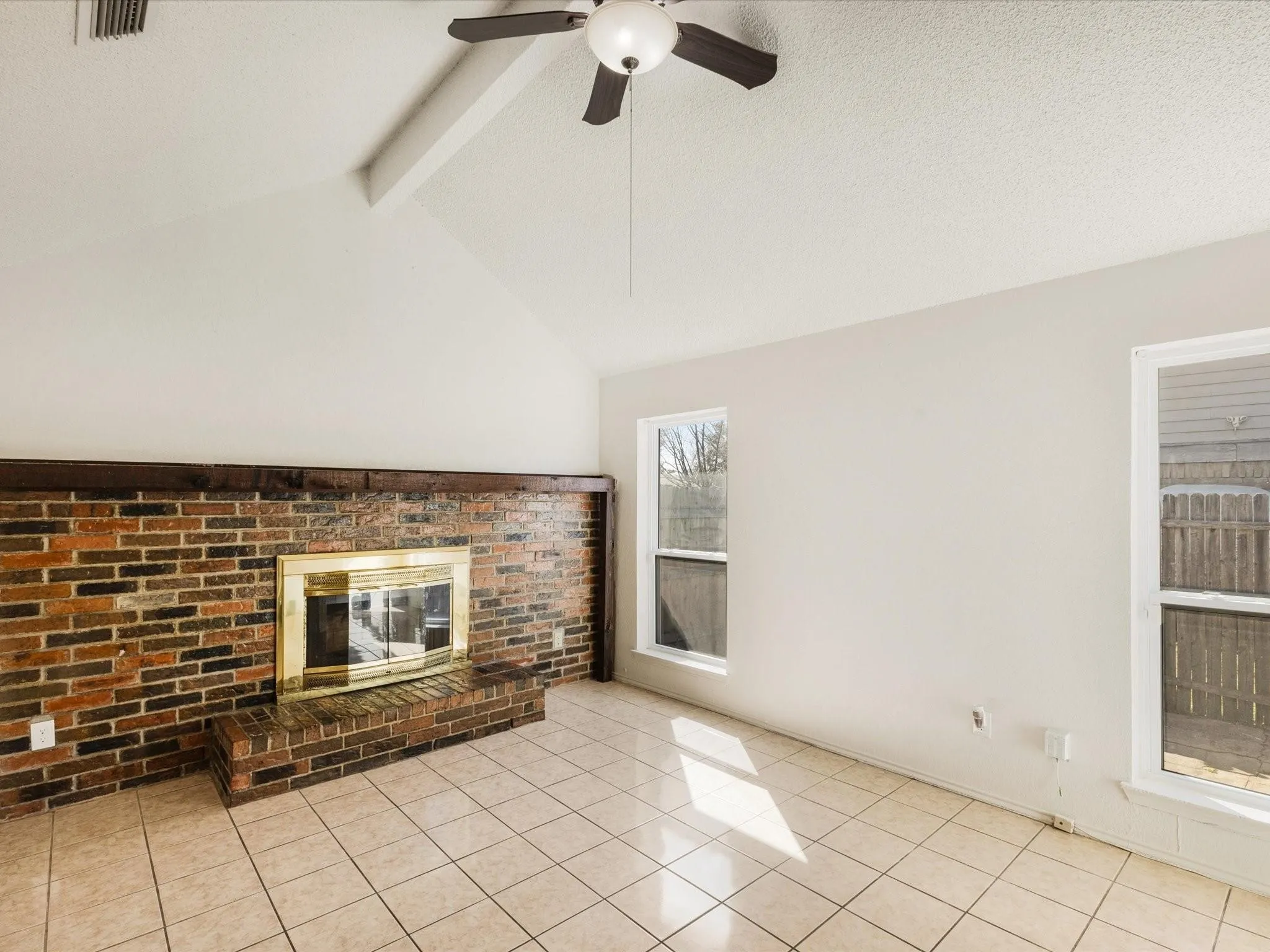 Single Family Residence For Rent in Tarrant County , 4621 Riverpark Drive, Fort Worth, Texas 76137, 3 Bedrooms, 2 Bathrooms, Garage spaces, 1,238 Sqft, built in 1982, Price $1,800, mls#21295200, Real Estate Agent in Fort Worth, Homes For Rent in Tarrant county, Homes For Rent in Fort Worth, Realtor in Fort Worth Texas, Real Estate Brokerage Independent Realty Texas, Luminita Cordes Realtor