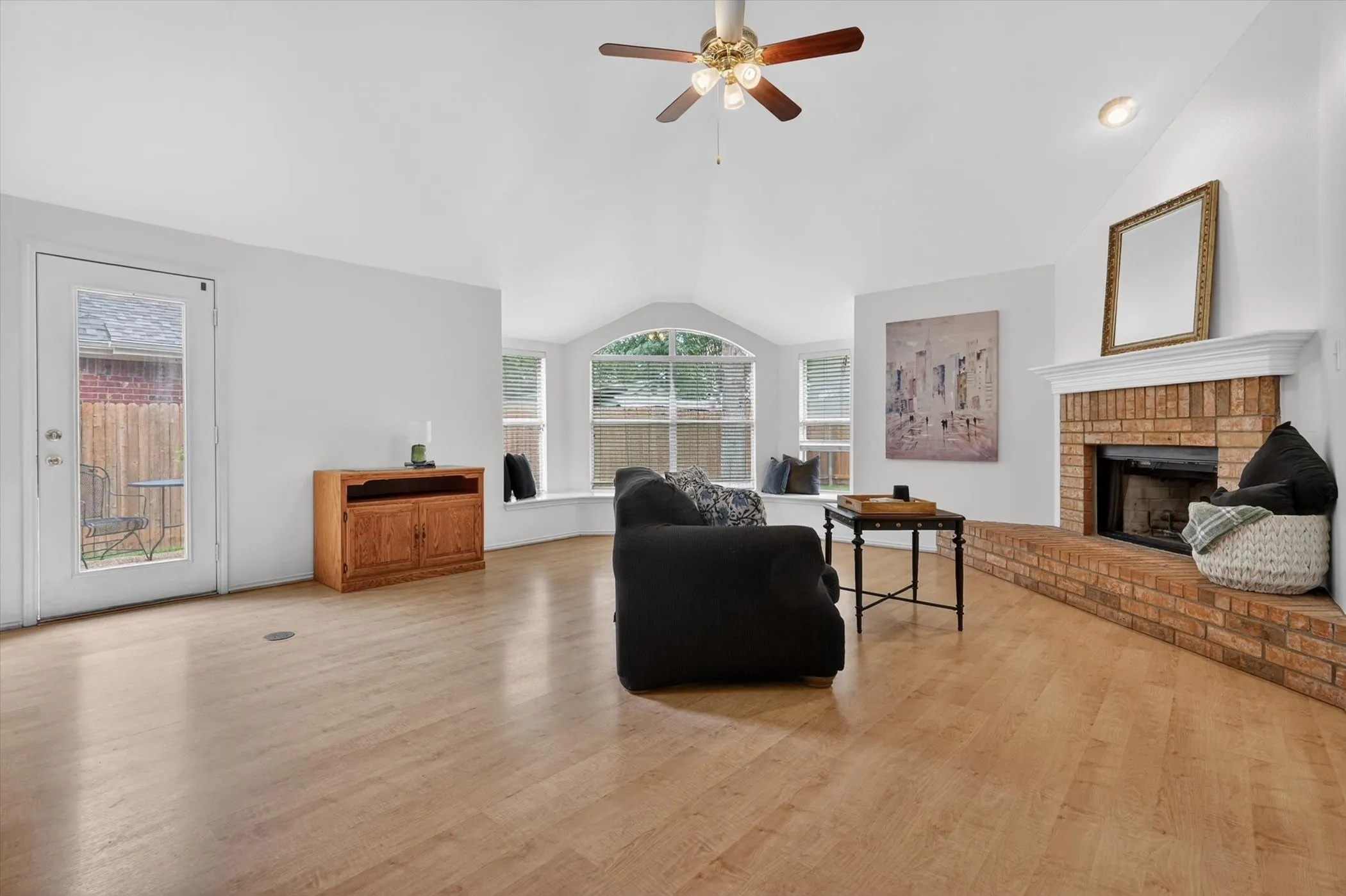 Single Family Residence For Sale in Denton County , 3841 Centenary Drive, Denton, Texas 76210, 4 Bedroom, 3 Bathroom, 2 Garage spaces, 2,480 Sqft, built in 1999, mls#21284162, Real Estate Agent in Denton, Homes For Sale in Denton county, Homes For Sale in Denton, Realtor in Denton Texas, Real Estate Brokerage Independent Realty Texas, Luminita Cordes Realtor