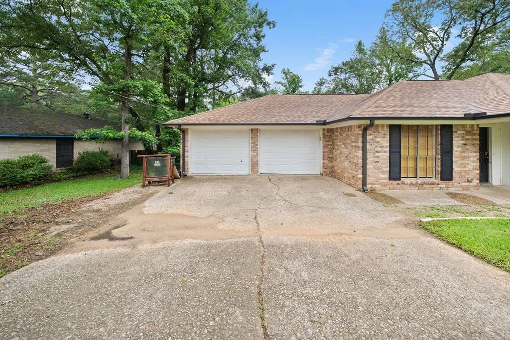 Single Family Residence For Sale in Smith County , 15060 Willowwood Drive, Tyler, Texas 75703, 3 Bedroom, 2 Bathroom, 2 Garage spaces, 1,768 Sqft, built in 1983, mls#21291478, Real Estate Agent in Tyler, Homes For Sale in Smith county, Homes For Sale in Tyler, Realtor in Tyler Texas, Real Estate Brokerage Independent Realty Texas, Luminita Cordes Realtor