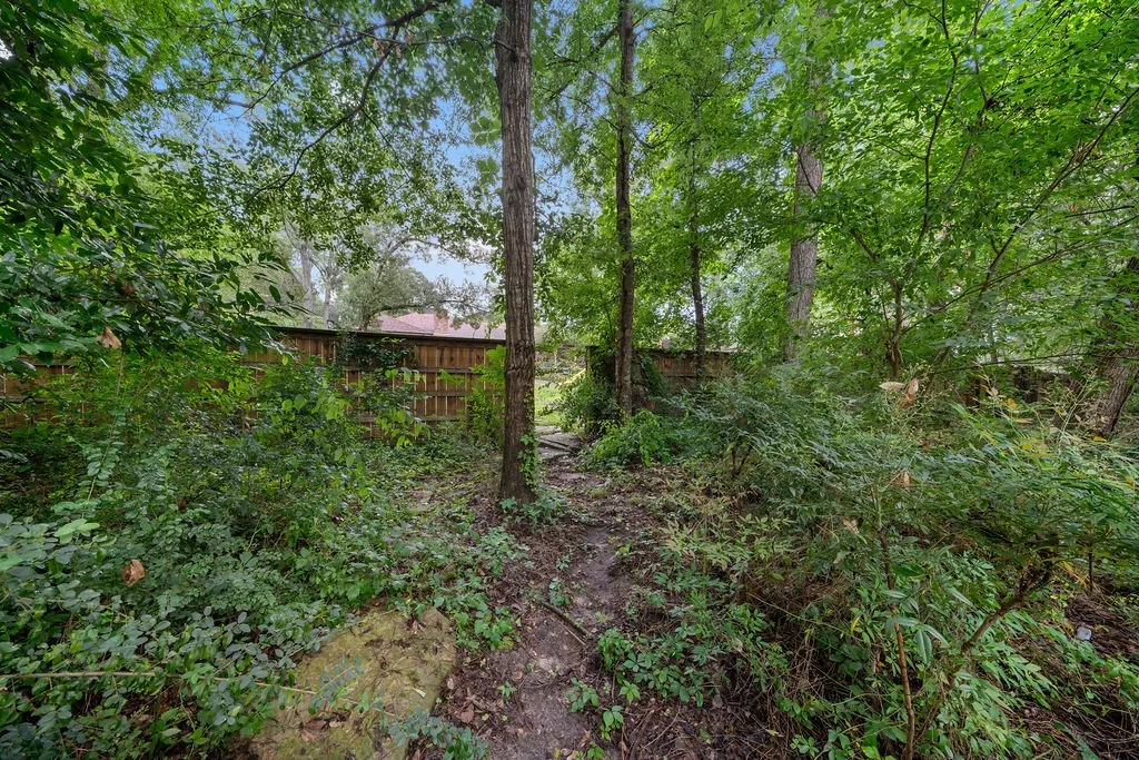 Single Family Residence For Sale in Smith County , 15060 Willowwood Drive, Tyler, Texas 75703, 3 Bedroom, 2 Bathroom, 2 Garage spaces, 1,768 Sqft, built in 1983, mls#21291478, Real Estate Agent in Tyler, Homes For Sale in Smith county, Homes For Sale in Tyler, Realtor in Tyler Texas, Real Estate Brokerage Independent Realty Texas, Luminita Cordes Realtor