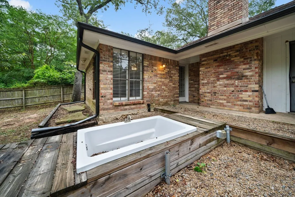 Single Family Residence For Sale in Smith County , 15060 Willowwood Drive, Tyler, Texas 75703, 3 Bedroom, 2 Bathroom, 2 Garage spaces, 1,768 Sqft, built in 1983, mls#21291478, Real Estate Agent in Tyler, Homes For Sale in Smith county, Homes For Sale in Tyler, Realtor in Tyler Texas, Real Estate Brokerage Independent Realty Texas, Luminita Cordes Realtor