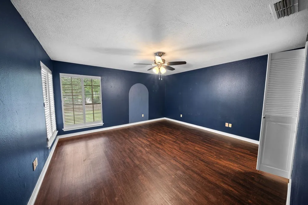 Single Family Residence For Sale in Smith County , 15060 Willowwood Drive, Tyler, Texas 75703, 3 Bedroom, 2 Bathroom, 2 Garage spaces, 1,768 Sqft, built in 1983, mls#21291478, Real Estate Agent in Tyler, Homes For Sale in Smith county, Homes For Sale in Tyler, Realtor in Tyler Texas, Real Estate Brokerage Independent Realty Texas, Luminita Cordes Realtor