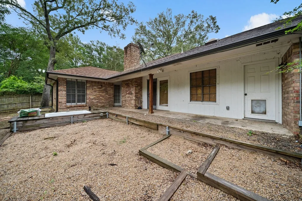 Single Family Residence For Sale in Smith County , 15060 Willowwood Drive, Tyler, Texas 75703, 3 Bedroom, 2 Bathroom, 2 Garage spaces, 1,768 Sqft, built in 1983, mls#21291478, Real Estate Agent in Tyler, Homes For Sale in Smith county, Homes For Sale in Tyler, Realtor in Tyler Texas, Real Estate Brokerage Independent Realty Texas, Luminita Cordes Realtor