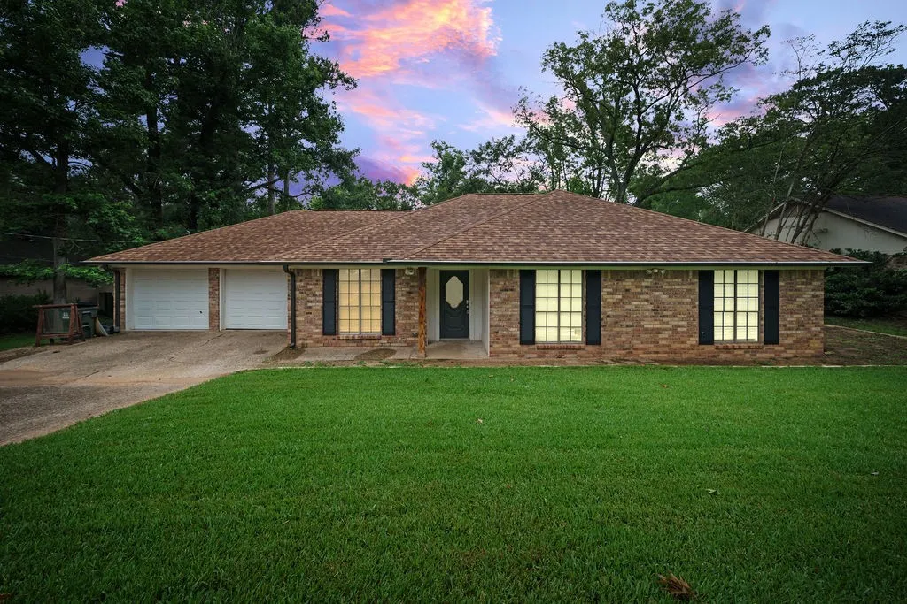 Single Family Residence For Sale in Smith County , 15060 Willowwood Drive, Tyler, Texas 75703, 3 Bedroom, 2 Bathroom, 2 Garage spaces, 1,768 Sqft, built in 1983, mls#21291478, Real Estate Agent in Tyler, Homes For Sale in Smith county, Homes For Sale in Tyler, Realtor in Tyler Texas, Real Estate Brokerage Independent Realty Texas, Luminita Cordes Realtor