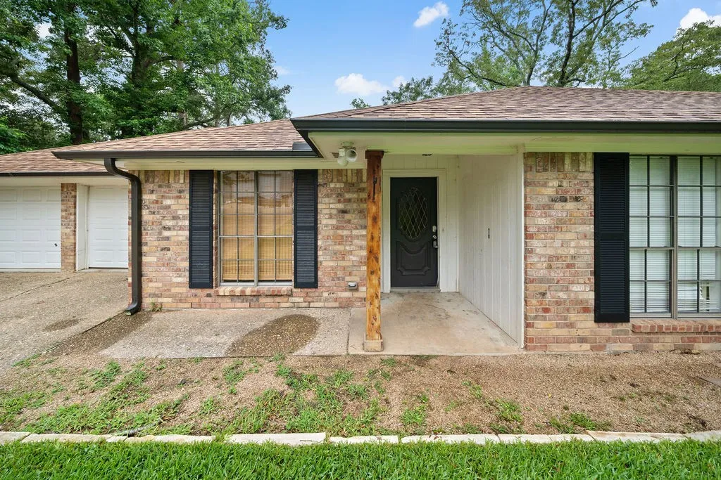 Single Family Residence For Sale in Smith County , 15060 Willowwood Drive, Tyler, Texas 75703, 3 Bedroom, 2 Bathroom, 2 Garage spaces, 1,768 Sqft, built in 1983, mls#21291478, Real Estate Agent in Tyler, Homes For Sale in Smith county, Homes For Sale in Tyler, Realtor in Tyler Texas, Real Estate Brokerage Independent Realty Texas, Luminita Cordes Realtor
