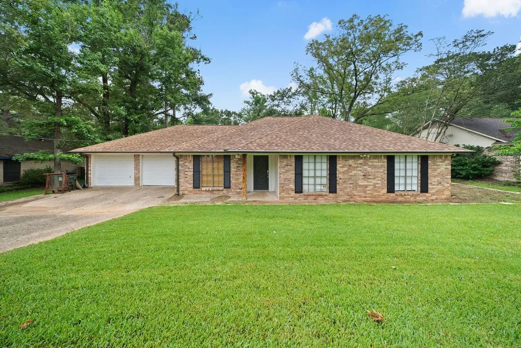 Single Family Residence For Sale in Smith County , 15060 Willowwood Drive, Tyler, Texas 75703, 3 Bedroom, 2 Bathroom, 2 Garage spaces, 1,768 Sqft, built in 1983, mls#21291478, Real Estate Agent in Tyler, Homes For Sale in Smith county, Homes For Sale in Tyler, Realtor in Tyler Texas, Real Estate Brokerage Independent Realty Texas, Luminita Cordes Realtor