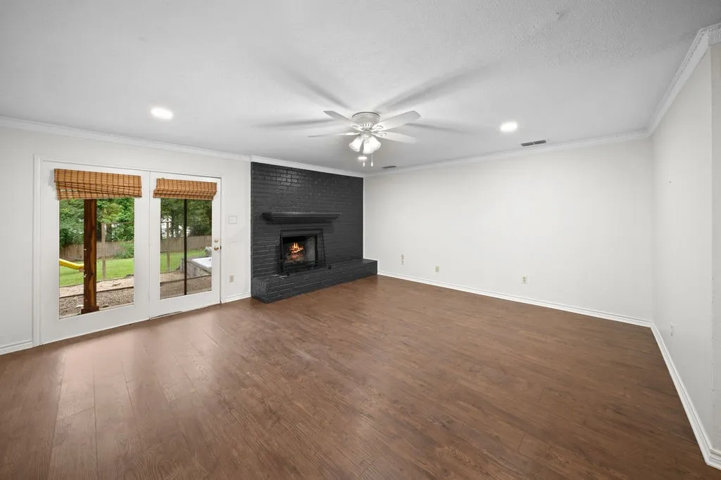 Single Family Residence For Sale in Smith County , 15060 Willowwood Drive, Tyler, Texas 75703, 3 Bedroom, 2 Bathroom, 2 Garage spaces, 1,768 Sqft, built in 1983, mls#21291478, Real Estate Agent in Tyler, Homes For Sale in Smith county, Homes For Sale in Tyler, Realtor in Tyler Texas, Real Estate Brokerage Independent Realty Texas, Luminita Cordes Realtor