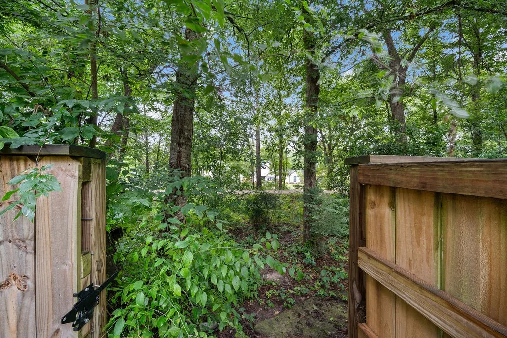 Single Family Residence For Sale in Smith County , 15060 Willowwood Drive, Tyler, Texas 75703, 3 Bedroom, 2 Bathroom, 2 Garage spaces, 1,768 Sqft, built in 1983, mls#21291478, Real Estate Agent in Tyler, Homes For Sale in Smith county, Homes For Sale in Tyler, Realtor in Tyler Texas, Real Estate Brokerage Independent Realty Texas, Luminita Cordes Realtor