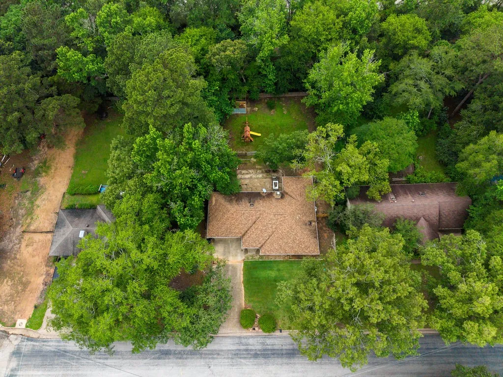 Single Family Residence For Sale in Smith County , 15060 Willowwood Drive, Tyler, Texas 75703, 3 Bedroom, 2 Bathroom, 2 Garage spaces, 1,768 Sqft, built in 1983, mls#21291478, Real Estate Agent in Tyler, Homes For Sale in Smith county, Homes For Sale in Tyler, Realtor in Tyler Texas, Real Estate Brokerage Independent Realty Texas, Luminita Cordes Realtor