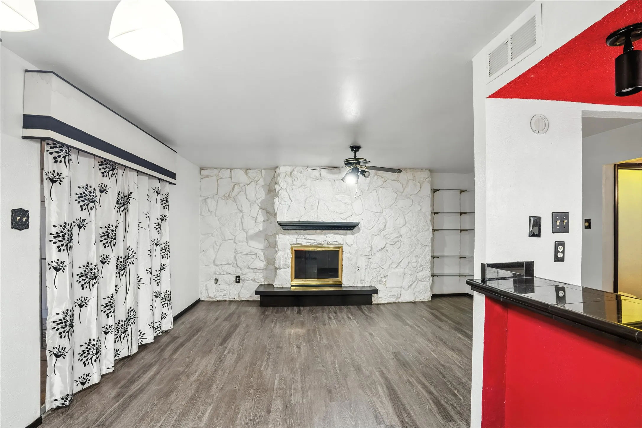 Townhouse For Sale in Dallas County , 1719 E Grauwyler Road 103, Irving, Texas 75061, 2 Bedroom, 3 Bathroom, Garage spaces, 1,156 Sqft, built in 1972, mls#21295313, Real Estate Agent in Irving, Homes For Sale in Dallas county, Homes For Sale in Irving, Realtor in Irving Texas, Real Estate Brokerage Independent Realty Texas, Luminita Cordes Realtor