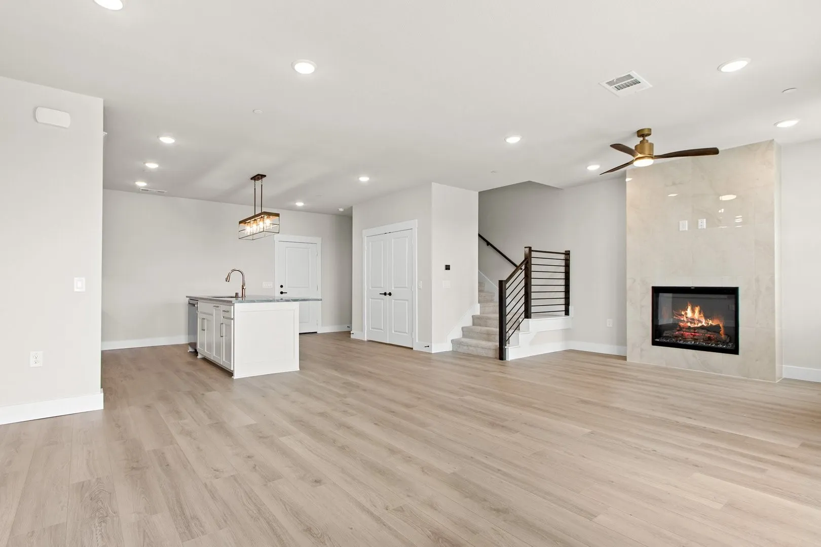 008-2884Enfield-TheColony-TX-75056-Living.jpg-SMALL