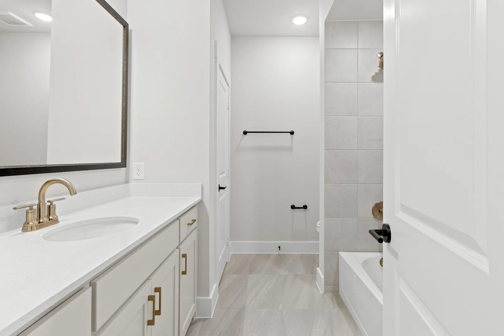 029-2884Enfield-TheColony-TX-75056-Bathroom3.jpg-SMALL