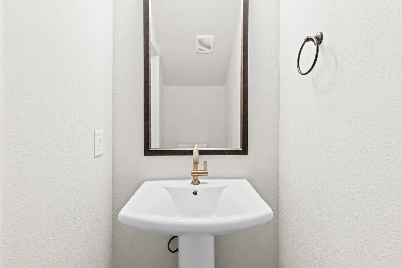 017-2884Enfield-TheColony-TX-75056-Bathroom2.jpg-SMALL