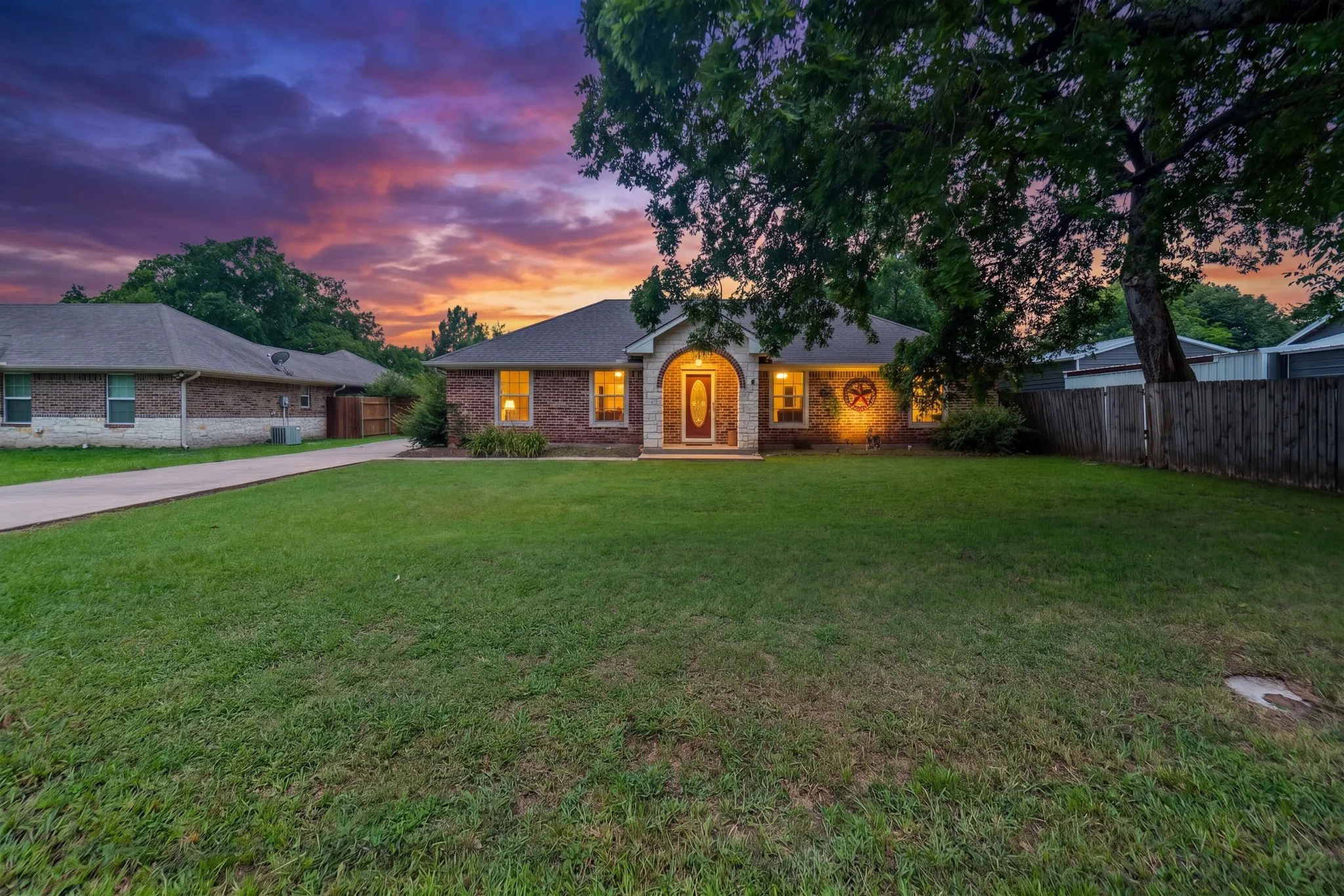 Single Family Residence For Sale in Hunt County , 712 S Grand Street, Wolfe City, Texas 75496, 3 Bedroom, 2 Bathroom, Garage spaces, 1,404 Sqft, built in 2004, mls#21294192, Real Estate Agent in Wolfe City, Homes For Sale in Hunt county, Homes For Sale in Wolfe City, Realtor in Wolfe City Texas, Real Estate Brokerage Independent Realty Texas, Luminita Cordes Realtor