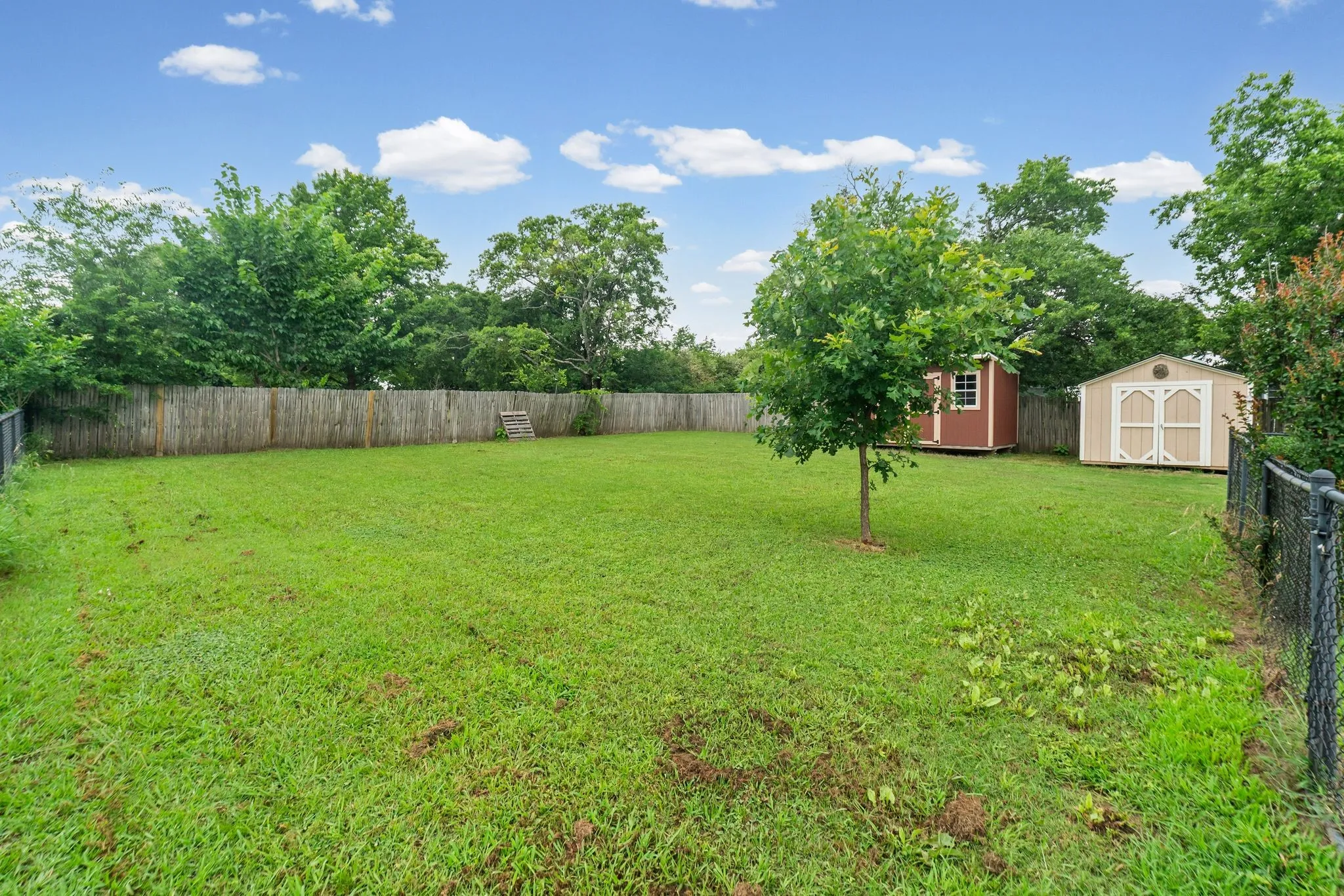 Single Family Residence For Sale in Hunt County , 712 S Grand Street, Wolfe City, Texas 75496, 3 Bedroom, 2 Bathroom, Garage spaces, 1,404 Sqft, built in 2004, mls#21294192, Real Estate Agent in Wolfe City, Homes For Sale in Hunt county, Homes For Sale in Wolfe City, Realtor in Wolfe City Texas, Real Estate Brokerage Independent Realty Texas, Luminita Cordes Realtor