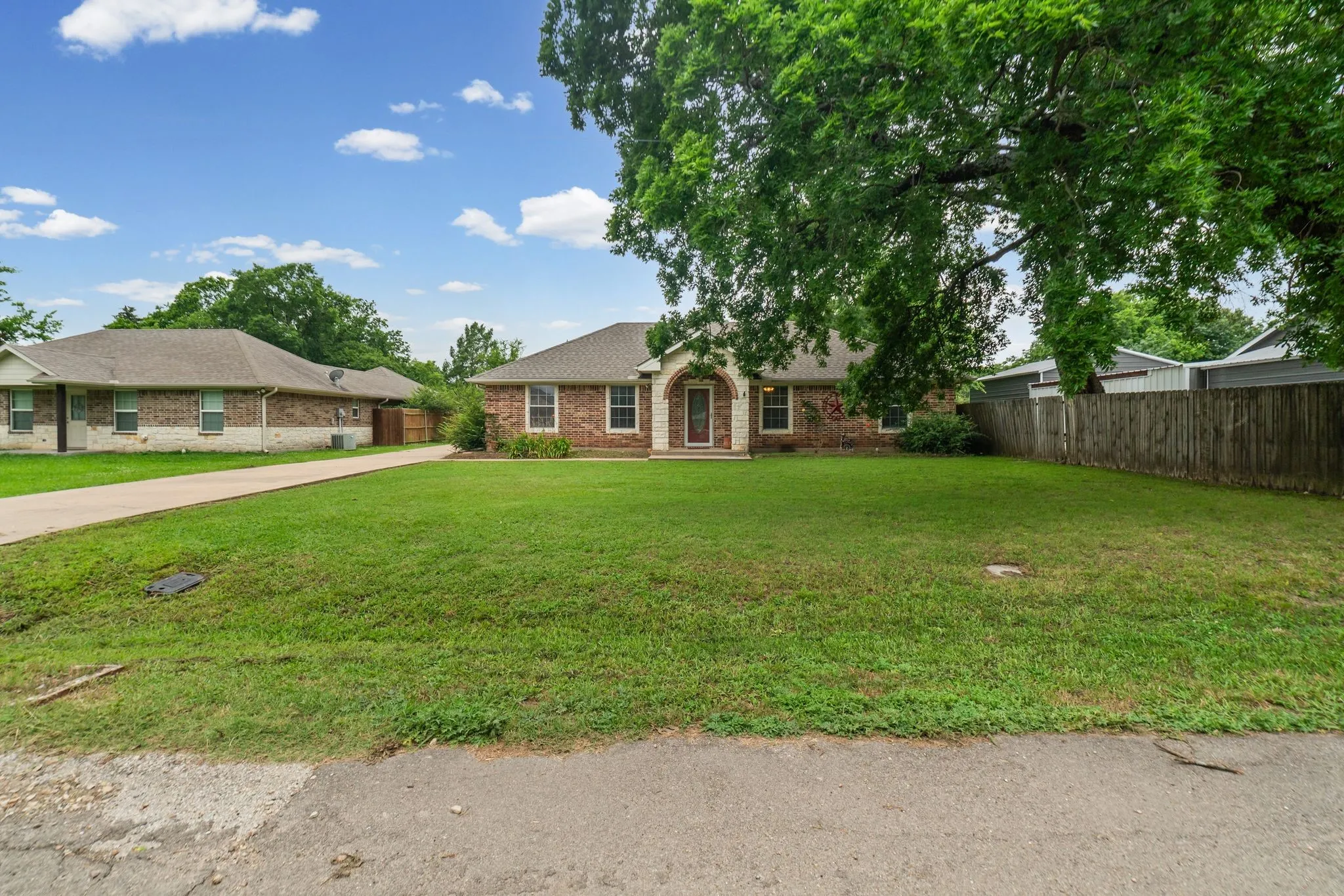 Single Family Residence For Sale in Hunt County , 712 S Grand Street, Wolfe City, Texas 75496, 3 Bedroom, 2 Bathroom, Garage spaces, 1,404 Sqft, built in 2004, mls#21294192, Real Estate Agent in Wolfe City, Homes For Sale in Hunt county, Homes For Sale in Wolfe City, Realtor in Wolfe City Texas, Real Estate Brokerage Independent Realty Texas, Luminita Cordes Realtor