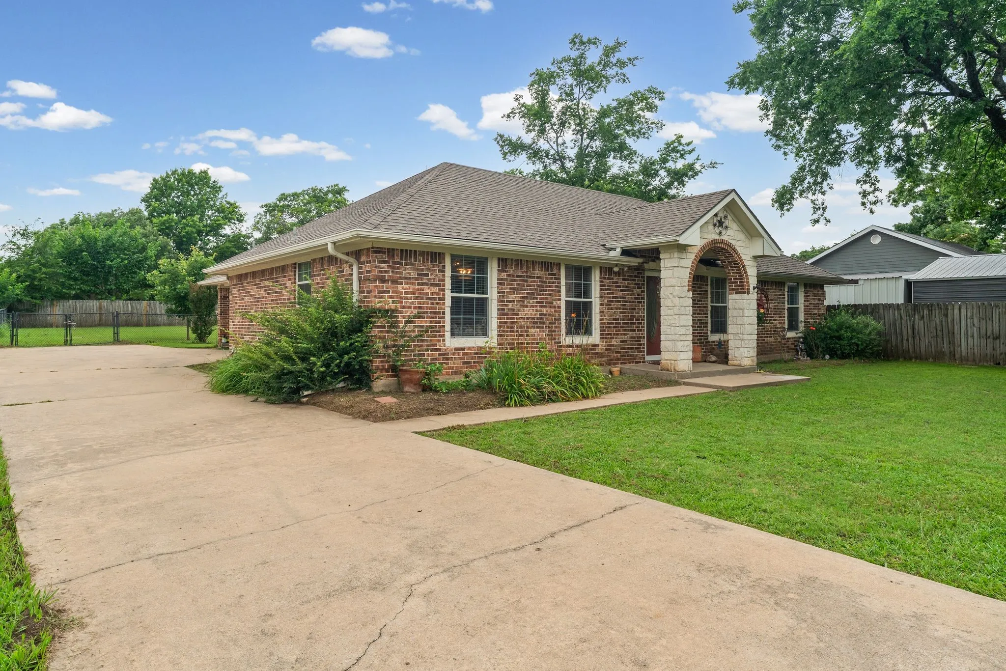 Single Family Residence For Sale in Hunt County , 712 S Grand Street, Wolfe City, Texas 75496, 3 Bedroom, 2 Bathroom, Garage spaces, 1,404 Sqft, built in 2004, mls#21294192, Real Estate Agent in Wolfe City, Homes For Sale in Hunt county, Homes For Sale in Wolfe City, Realtor in Wolfe City Texas, Real Estate Brokerage Independent Realty Texas, Luminita Cordes Realtor