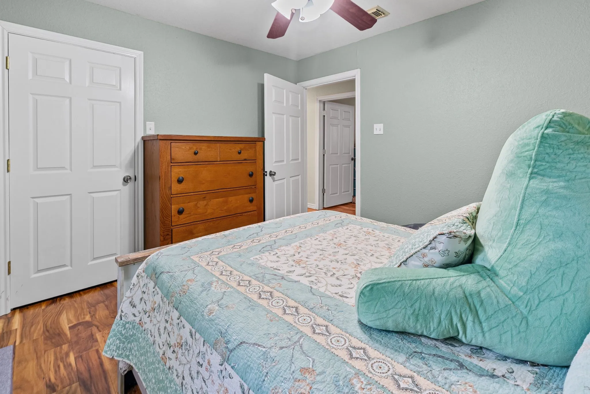 Single Family Residence For Sale in Hunt County , 712 S Grand Street, Wolfe City, Texas 75496, 3 Bedroom, 2 Bathroom, Garage spaces, 1,404 Sqft, built in 2004, mls#21294192, Real Estate Agent in Wolfe City, Homes For Sale in Hunt county, Homes For Sale in Wolfe City, Realtor in Wolfe City Texas, Real Estate Brokerage Independent Realty Texas, Luminita Cordes Realtor