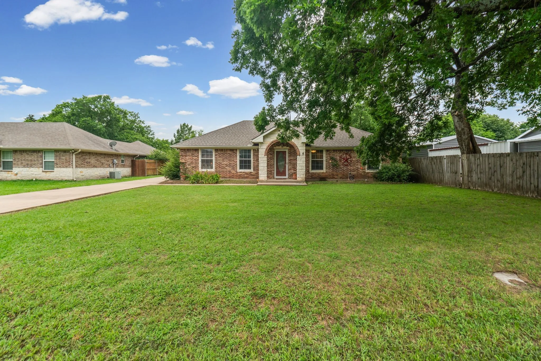 Single Family Residence For Sale in Hunt County , 712 S Grand Street, Wolfe City, Texas 75496, 3 Bedroom, 2 Bathroom, Garage spaces, 1,404 Sqft, built in 2004, mls#21294192, Real Estate Agent in Wolfe City, Homes For Sale in Hunt county, Homes For Sale in Wolfe City, Realtor in Wolfe City Texas, Real Estate Brokerage Independent Realty Texas, Luminita Cordes Realtor