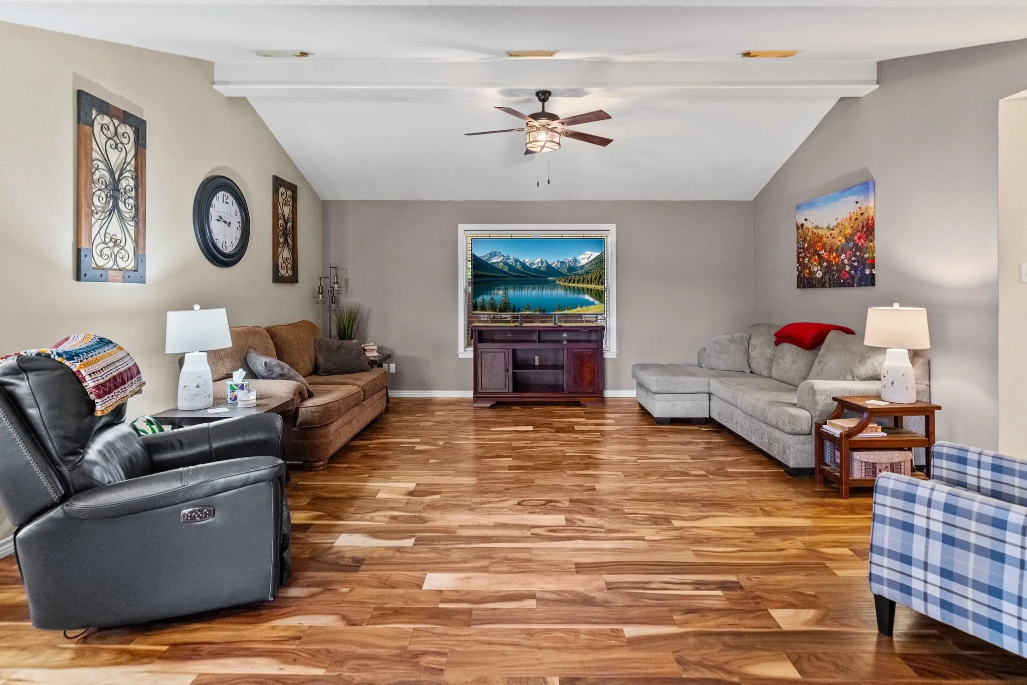 Single Family Residence For Sale in Hunt County , 712 S Grand Street, Wolfe City, Texas 75496, 3 Bedroom, 2 Bathroom, Garage spaces, 1,404 Sqft, built in 2004, mls#21294192, Real Estate Agent in Wolfe City, Homes For Sale in Hunt county, Homes For Sale in Wolfe City, Realtor in Wolfe City Texas, Real Estate Brokerage Independent Realty Texas, Luminita Cordes Realtor