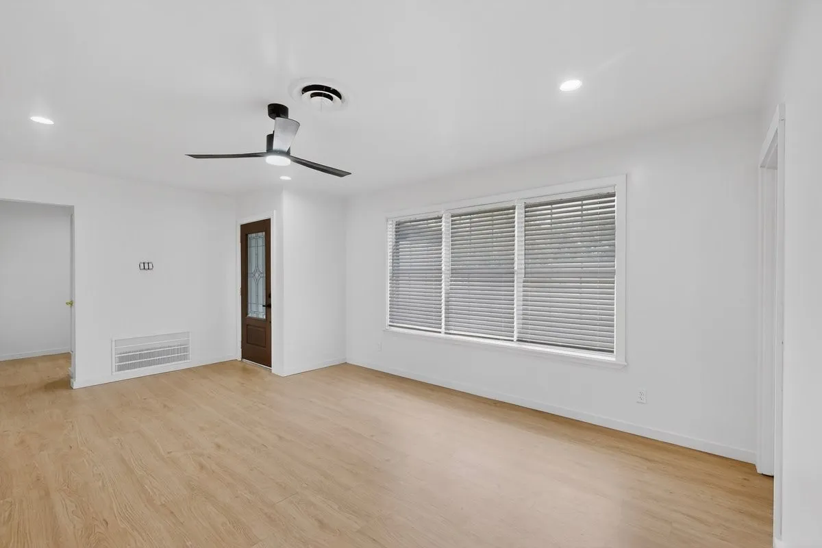 Single Family Residence For Sale in Dallas County , 2217 52nd Street, Dallas, Texas 75216, 3 Bedroom, 2 Bathroom, Garage spaces, 1,712 Sqft, built in 1960, mls#21295287, Real Estate Agent in Dallas, Homes For Sale in Dallas county, Homes For Sale in Dallas, Realtor in Dallas Texas, Real Estate Brokerage Independent Realty Texas, Luminita Cordes Realtor