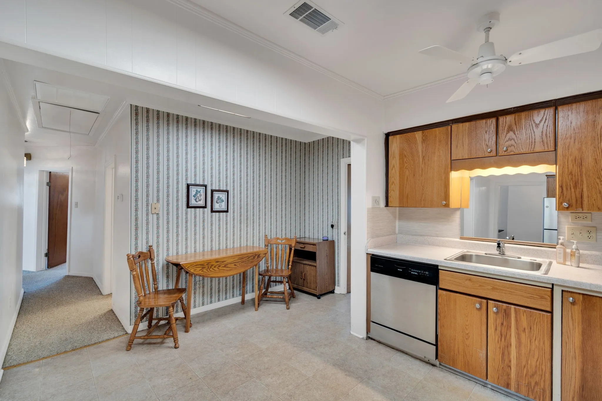 Single Family Residence For Sale in Hill County , 508 E Henderson Street, Itasca, Texas 76055, 3 Bedroom, 2 Bathroom, Garage spaces, 1,709 Sqft, built in 1948, mls#21286270, Real Estate Agent in Itasca, Homes For Sale in Hill county, Homes For Sale in Itasca, Realtor in Itasca Texas, Real Estate Brokerage Independent Realty Texas, Luminita Cordes Realtor