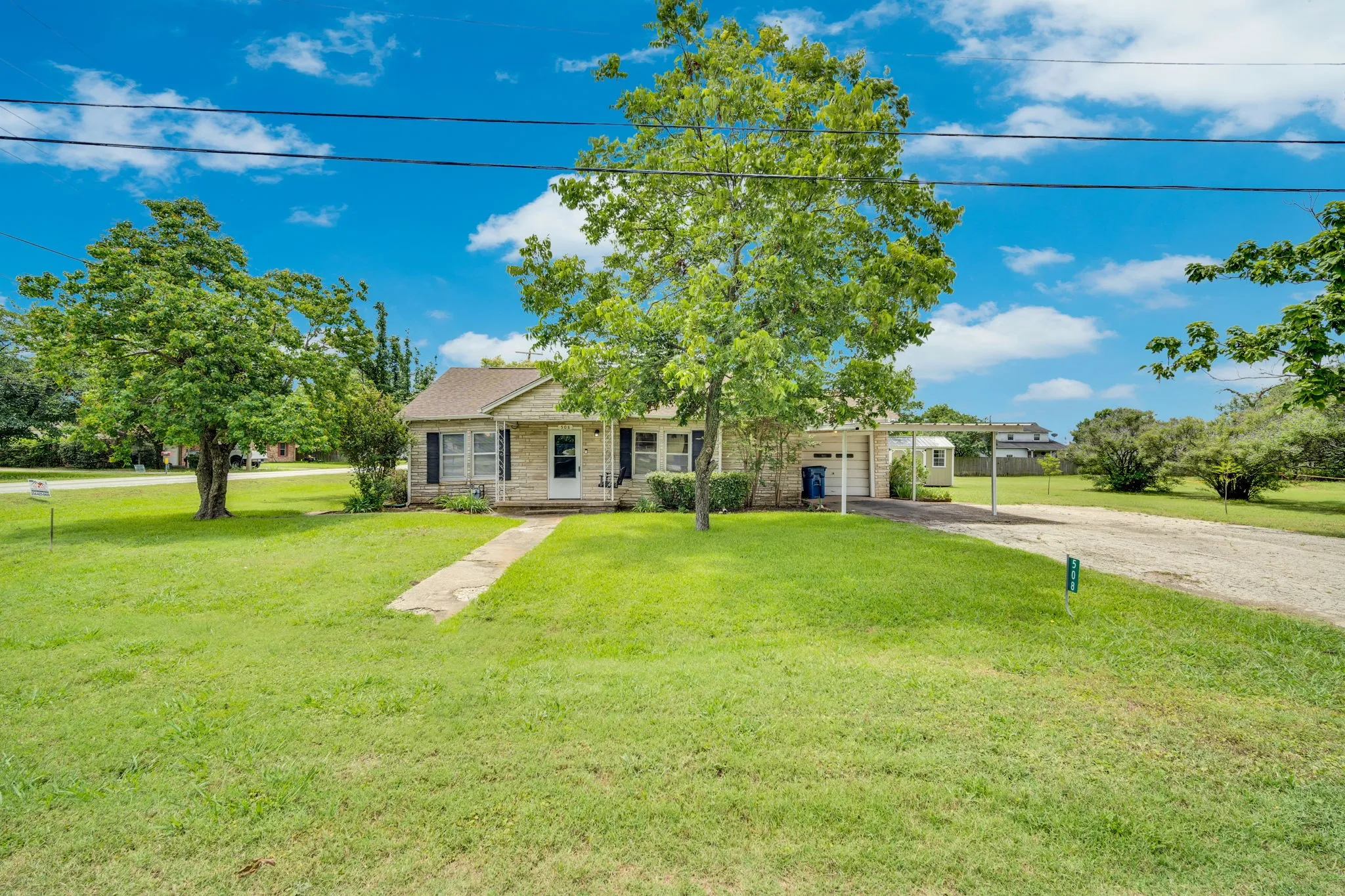 Single Family Residence For Sale in Hill County , 508 E Henderson Street, Itasca, Texas 76055, 3 Bedroom, 2 Bathroom, Garage spaces, 1,709 Sqft, built in 1948, mls#21286270, Real Estate Agent in Itasca, Homes For Sale in Hill county, Homes For Sale in Itasca, Realtor in Itasca Texas, Real Estate Brokerage Independent Realty Texas, Luminita Cordes Realtor