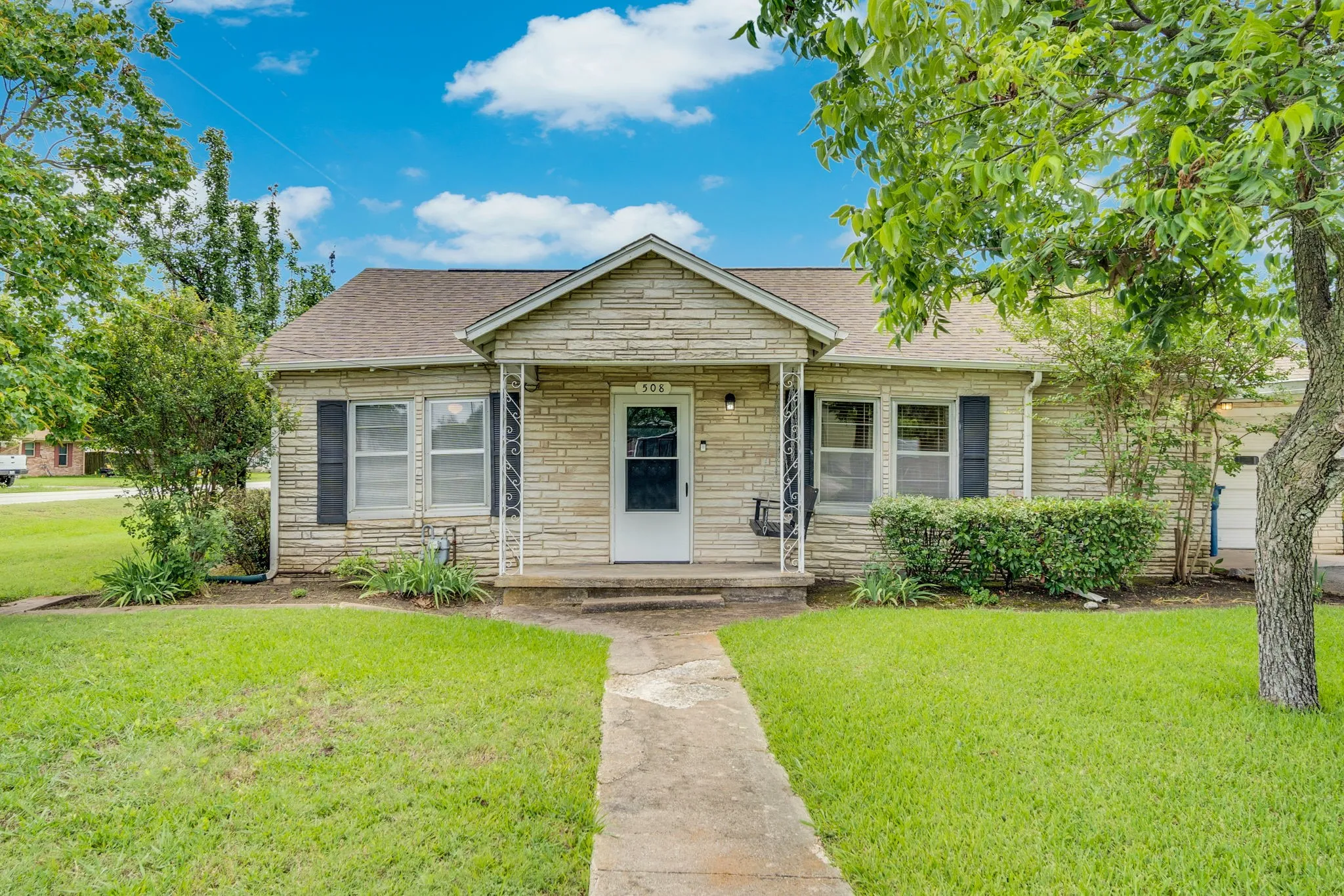 Single Family Residence For Sale in Hill County , 508 E Henderson Street, Itasca, Texas 76055, 3 Bedroom, 2 Bathroom, Garage spaces, 1,709 Sqft, built in 1948, mls#21286270, Real Estate Agent in Itasca, Homes For Sale in Hill county, Homes For Sale in Itasca, Realtor in Itasca Texas, Real Estate Brokerage Independent Realty Texas, Luminita Cordes Realtor