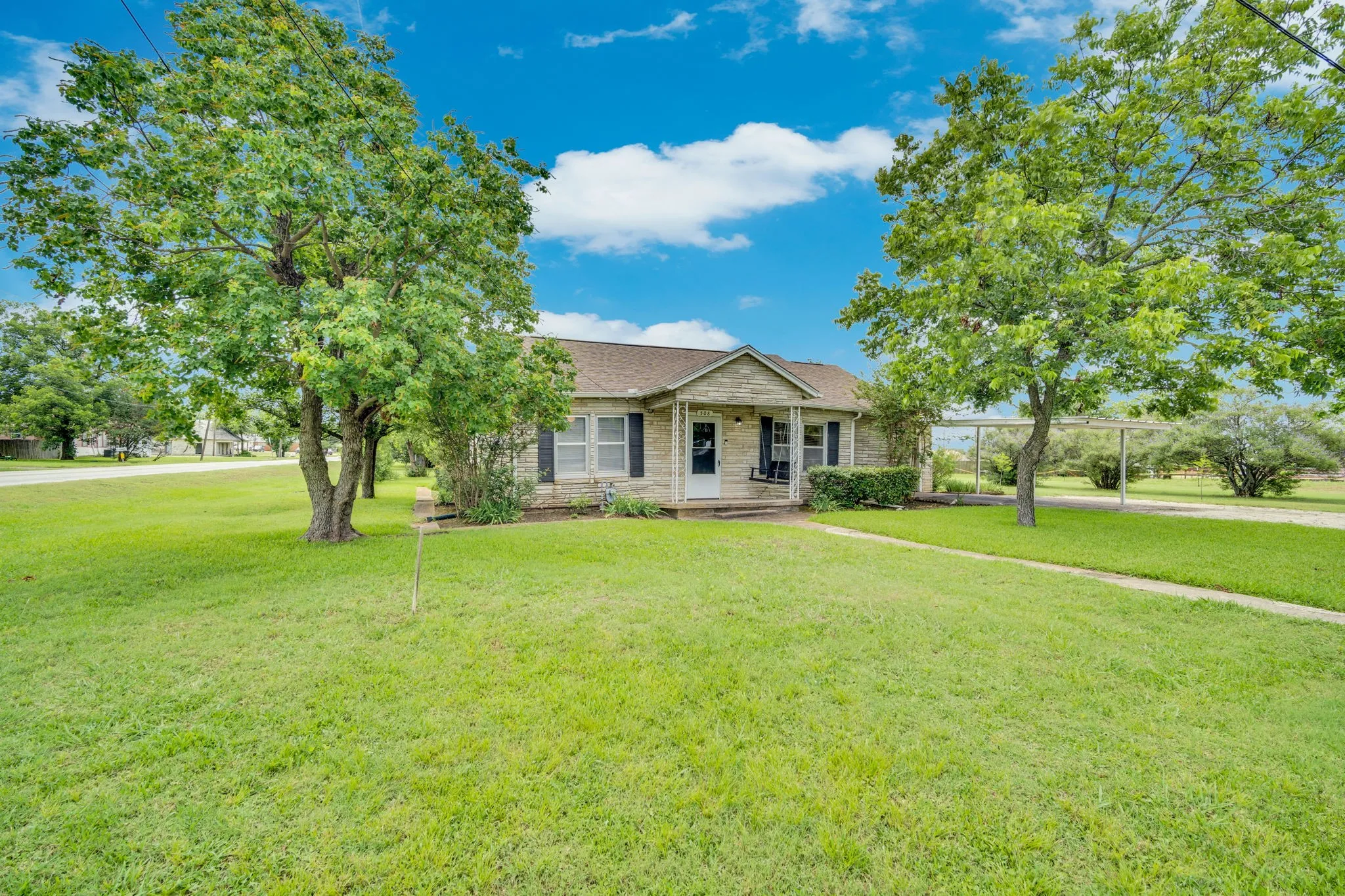 Single Family Residence For Sale in Hill County , 508 E Henderson Street, Itasca, Texas 76055, 3 Bedroom, 2 Bathroom, Garage spaces, 1,709 Sqft, built in 1948, mls#21286270, Real Estate Agent in Itasca, Homes For Sale in Hill county, Homes For Sale in Itasca, Realtor in Itasca Texas, Real Estate Brokerage Independent Realty Texas, Luminita Cordes Realtor