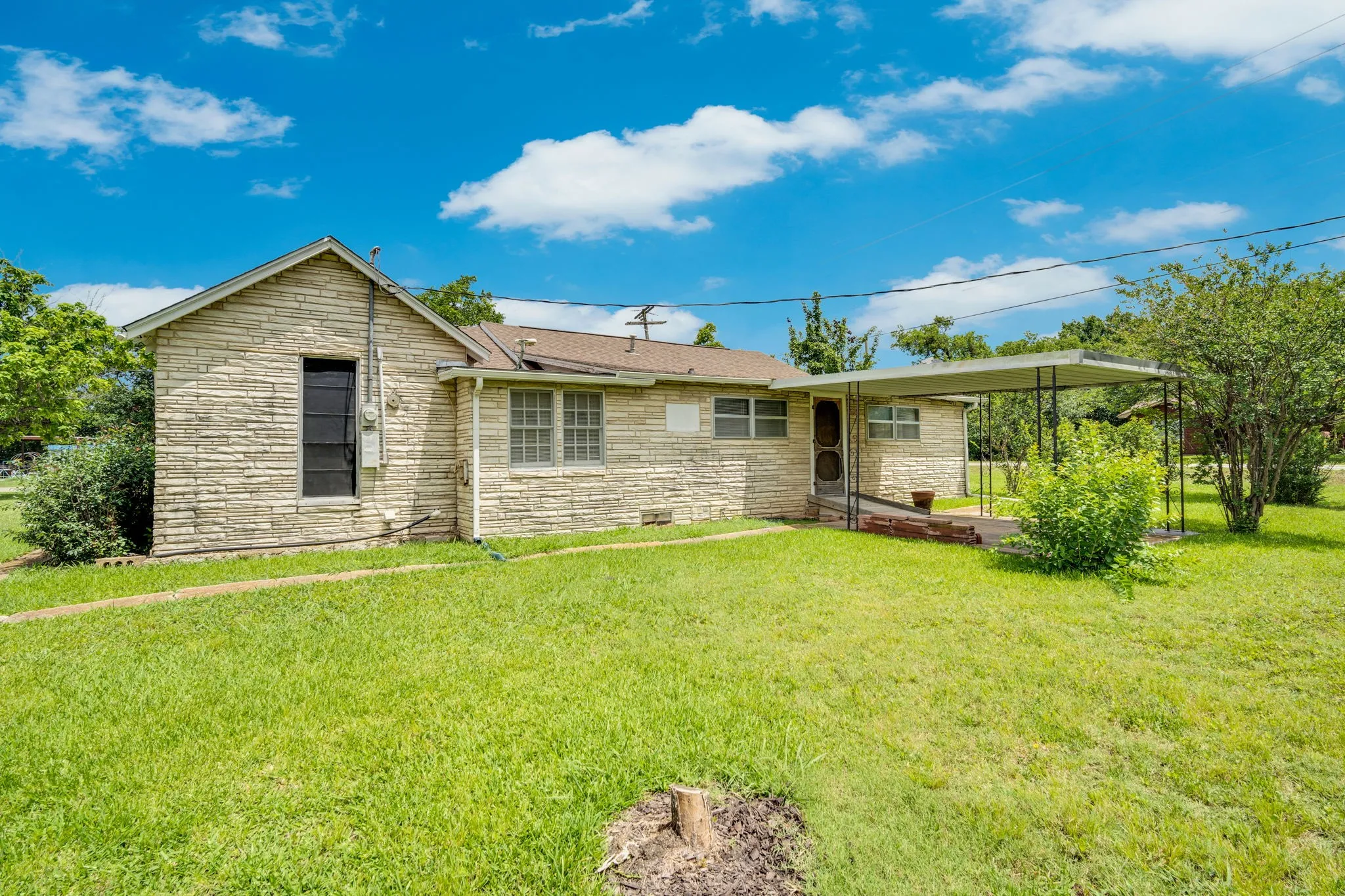 Single Family Residence For Sale in Hill County , 508 E Henderson Street, Itasca, Texas 76055, 3 Bedroom, 2 Bathroom, Garage spaces, 1,709 Sqft, built in 1948, mls#21286270, Real Estate Agent in Itasca, Homes For Sale in Hill county, Homes For Sale in Itasca, Realtor in Itasca Texas, Real Estate Brokerage Independent Realty Texas, Luminita Cordes Realtor