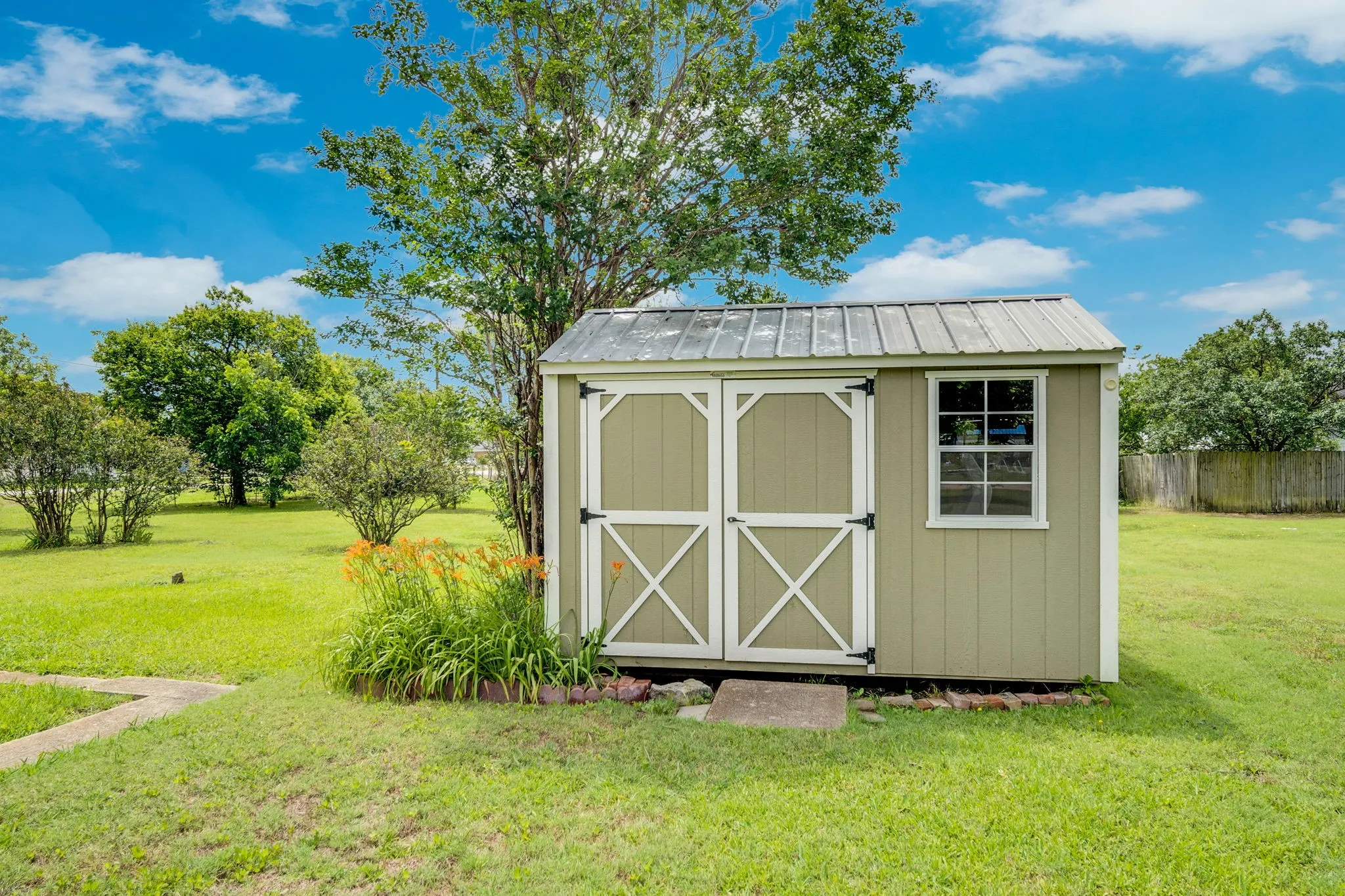 Single Family Residence For Sale in Hill County , 508 E Henderson Street, Itasca, Texas 76055, 3 Bedroom, 2 Bathroom, Garage spaces, 1,709 Sqft, built in 1948, mls#21286270, Real Estate Agent in Itasca, Homes For Sale in Hill county, Homes For Sale in Itasca, Realtor in Itasca Texas, Real Estate Brokerage Independent Realty Texas, Luminita Cordes Realtor