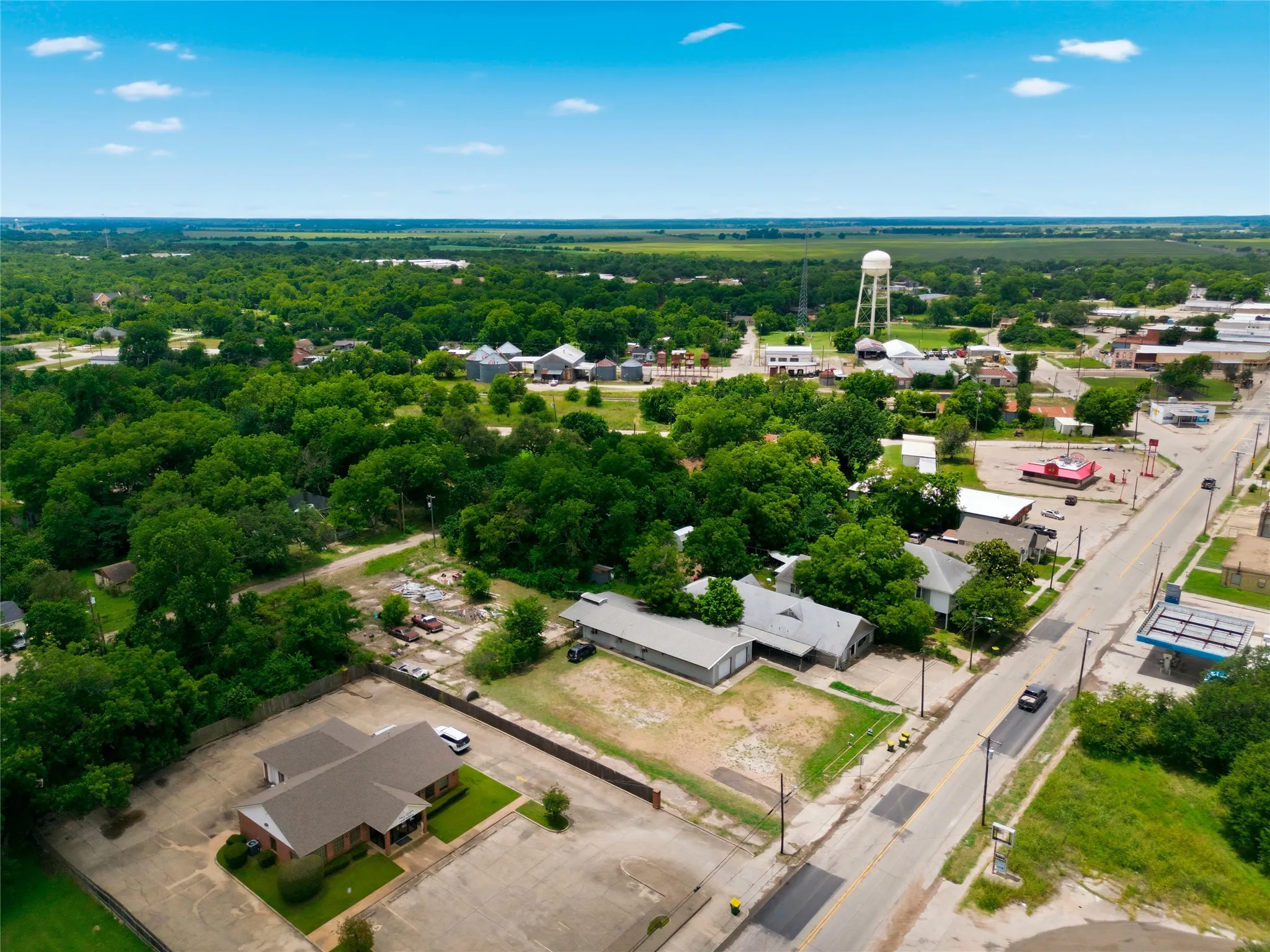 Apartment For Sale in Falls County , 406 Live Oak Street, Marlin, Texas 76661, 2 Bedroom, 0, Garage spaces, 0 Sqft, built in 0, mls#21295316, Real Estate Agent in Marlin, Homes For Sale in Falls county, Homes For Sale in Marlin, Realtor in Marlin Texas, Real Estate Brokerage Independent Realty Texas, Luminita Cordes Realtor