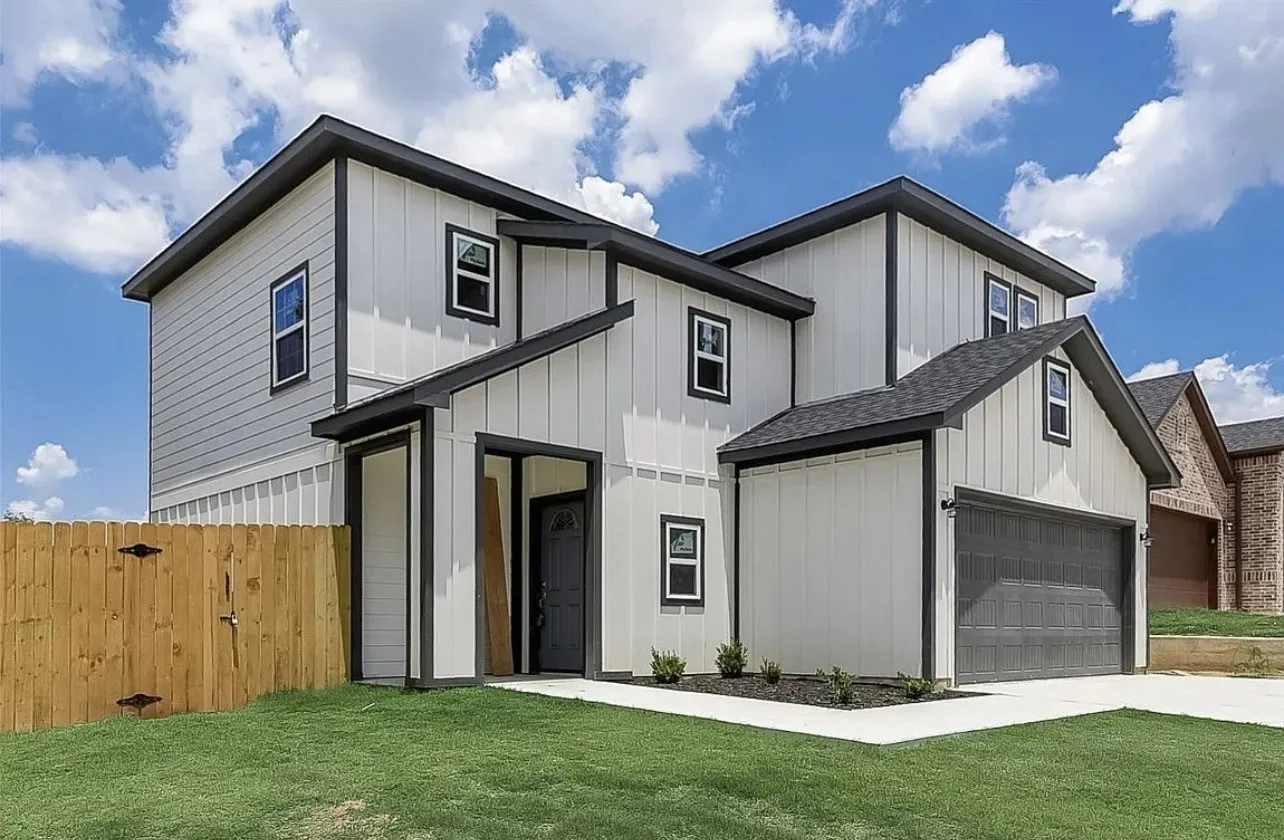 Single Family Residence For Sale in Tarrant County , 1901 Kelly Street, Fort Worth, Texas 76104, 3 Bedroom, 2 Bathroom, 1 Garage spaces, 1,978 Sqft, built in 2022, mls#21295378, Real Estate Agent in Fort Worth, Homes For Sale in Tarrant county, Homes For Sale in Fort Worth, Realtor in Fort Worth Texas, Real Estate Brokerage Independent Realty Texas, Luminita Cordes Realtor