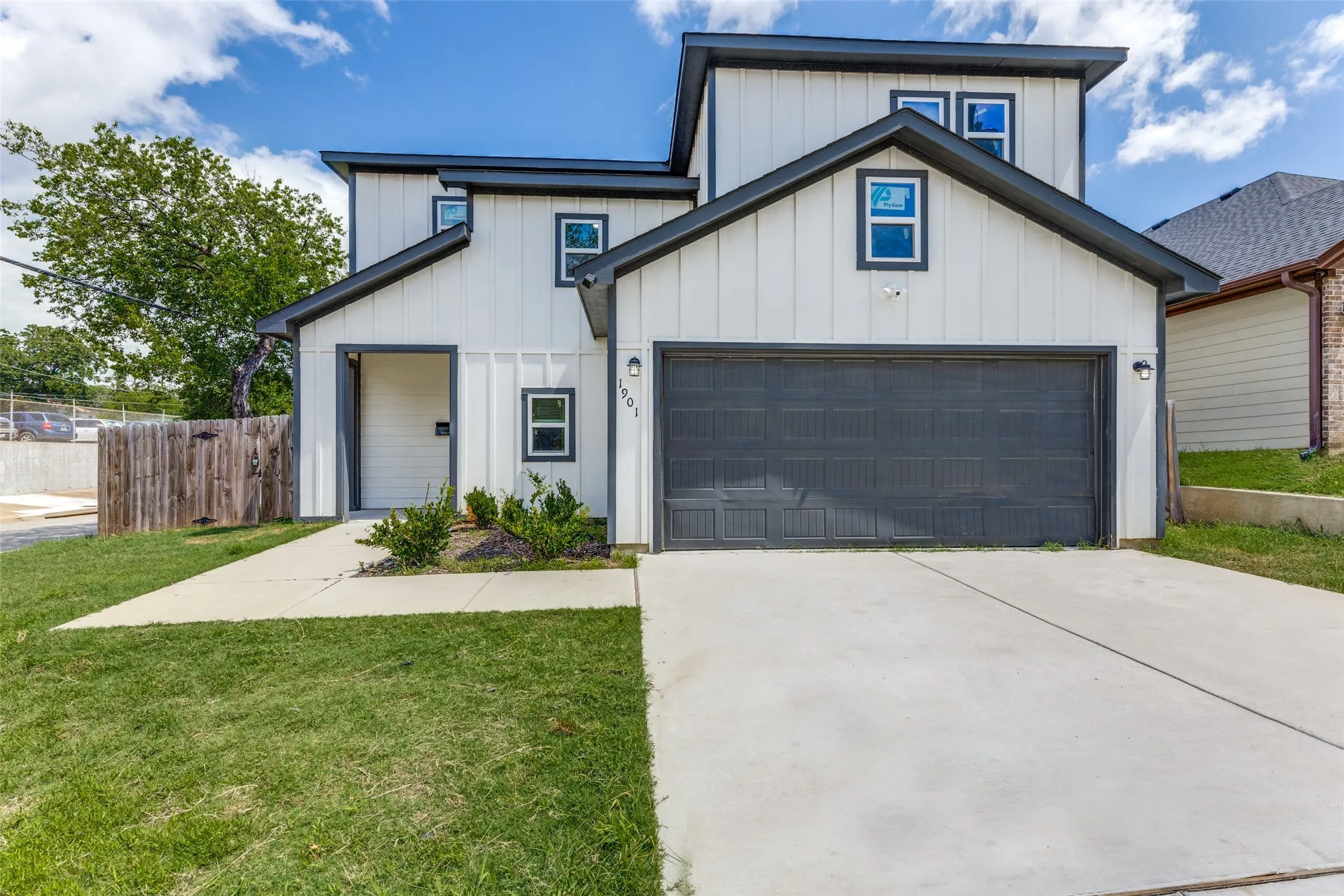Single Family Residence For Sale in Tarrant County , 1901 Kelly Street, Fort Worth, Texas 76104, 3 Bedroom, 2 Bathroom, 1 Garage spaces, 1,978 Sqft, built in 2022, mls#21295378, Real Estate Agent in Fort Worth, Homes For Sale in Tarrant county, Homes For Sale in Fort Worth, Realtor in Fort Worth Texas, Real Estate Brokerage Independent Realty Texas, Luminita Cordes Realtor