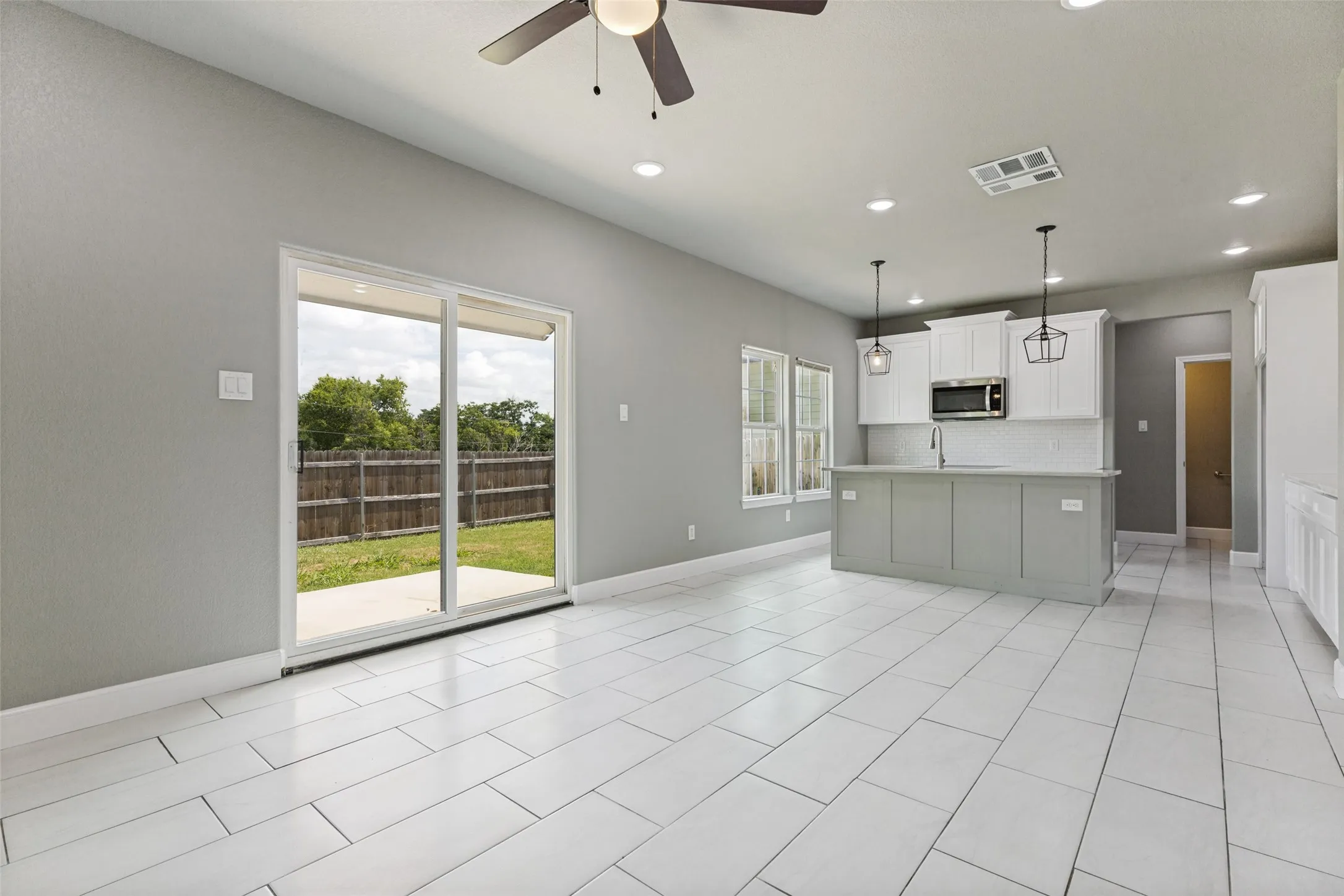 Single Family Residence For Sale in Tarrant County , 1901 Kelly Street, Fort Worth, Texas 76104, 3 Bedroom, 2 Bathroom, 1 Garage spaces, 1,978 Sqft, built in 2022, mls#21295378, Real Estate Agent in Fort Worth, Homes For Sale in Tarrant county, Homes For Sale in Fort Worth, Realtor in Fort Worth Texas, Real Estate Brokerage Independent Realty Texas, Luminita Cordes Realtor